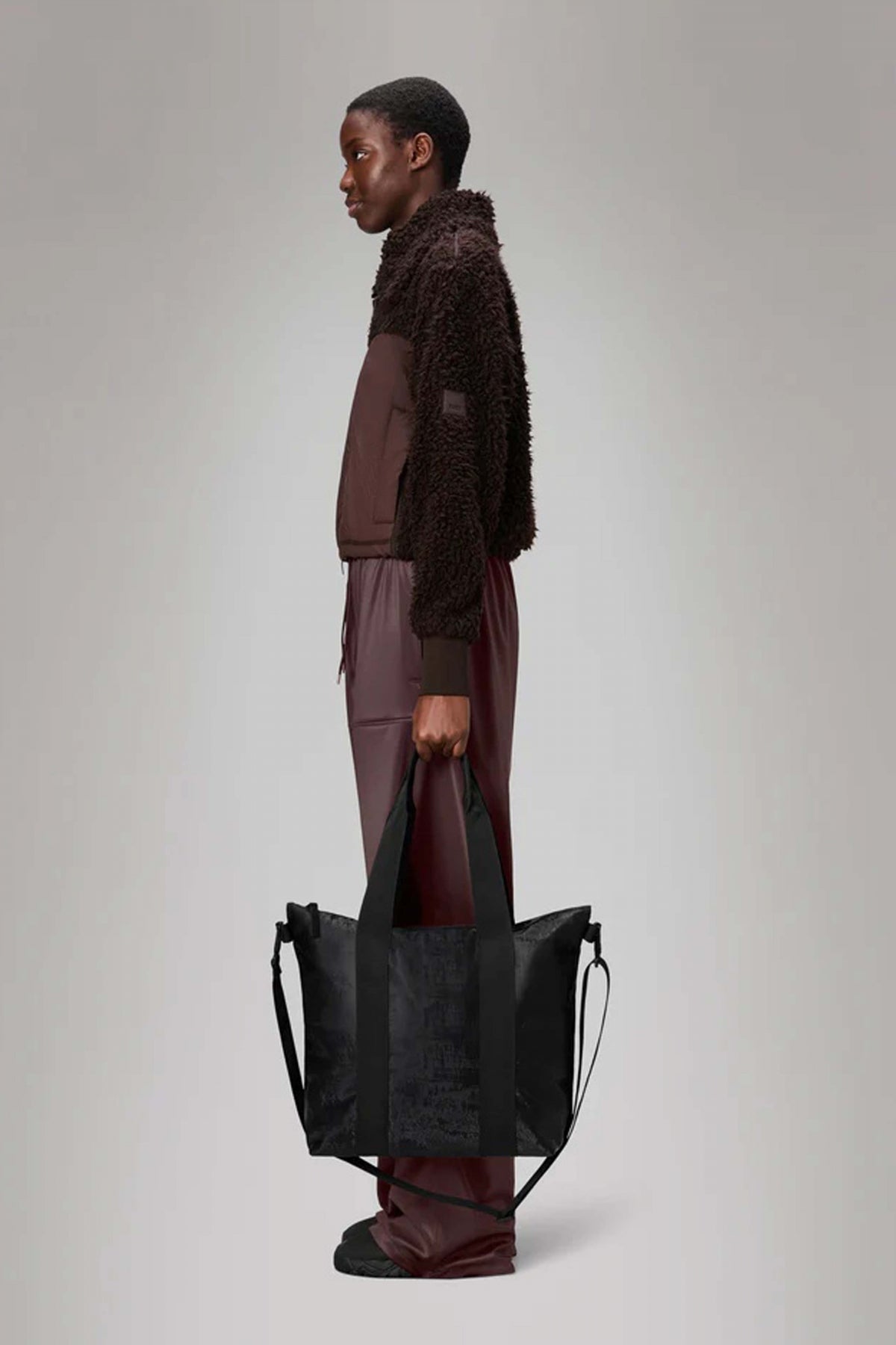 RAINS TOTE BAG MINI W en color COAL (4)