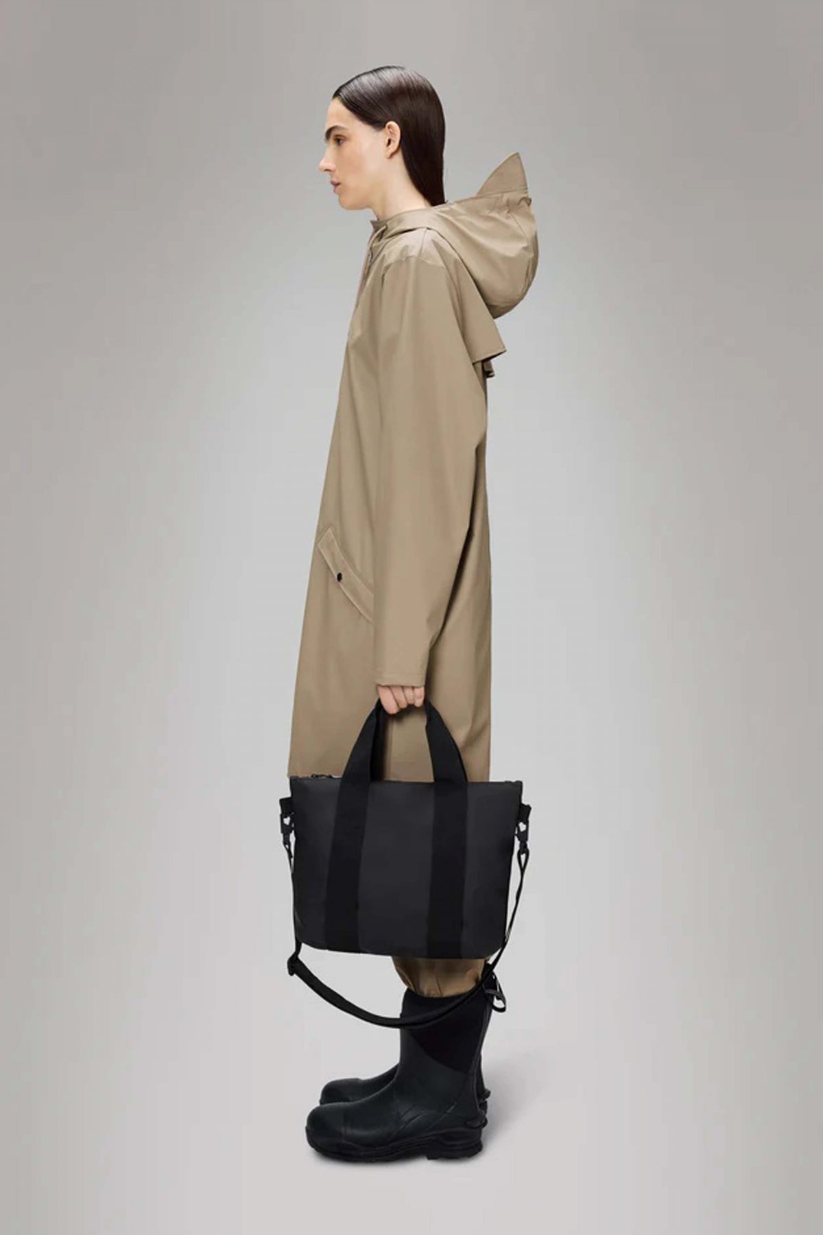 RAINS TOTE BAG MICRO en color BLACK (3)