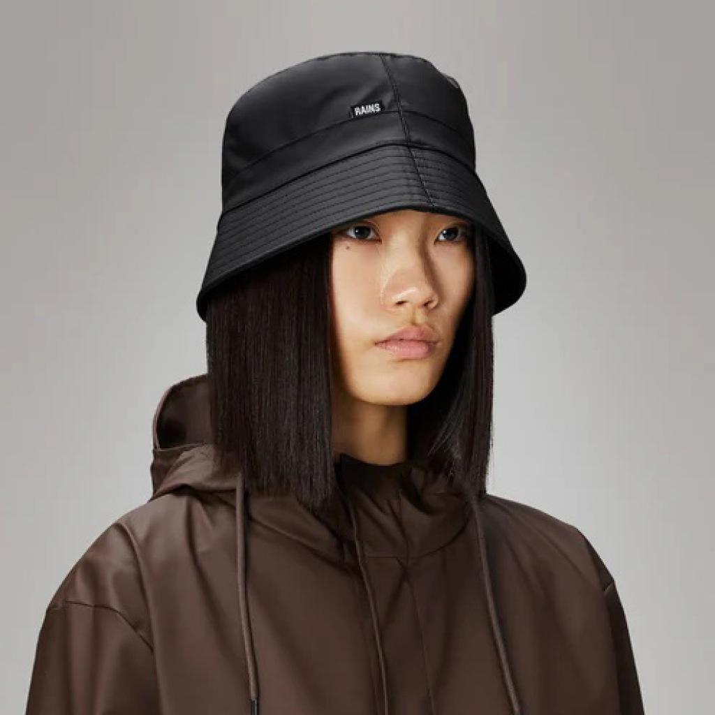 RAINS BUCKET HAT en color BLACK (6)