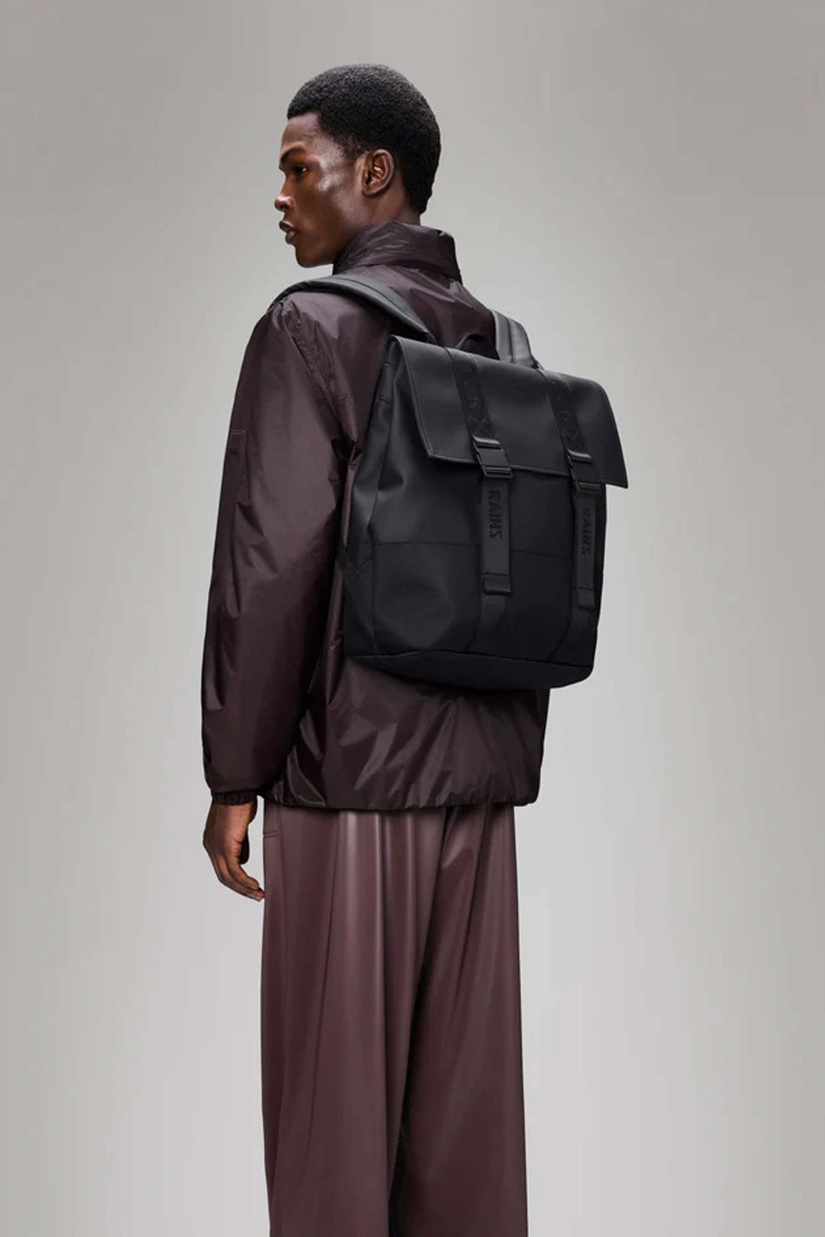 RAINS TRAIL MSN BAG W en color BLACK (2)