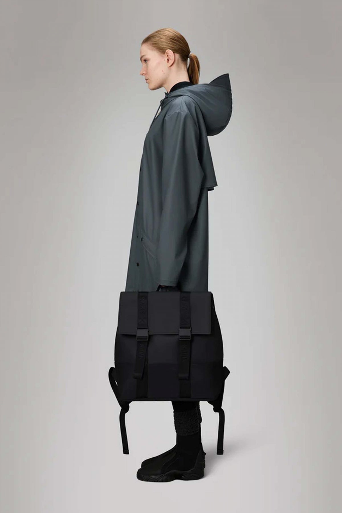 RAINS TRAIL MSN BAG W en color BLACK (3)