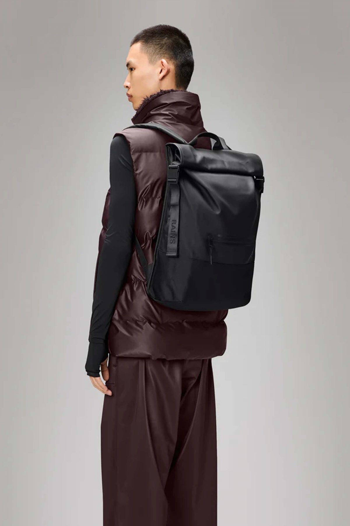 RAINS TRAIL ROLLTOP BACKPA en color BLACK (3)