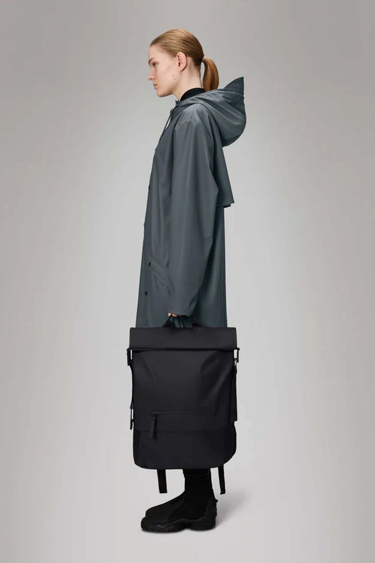 RAINS TRAIL ROLLTOP BACKPA en color BLACK (4)