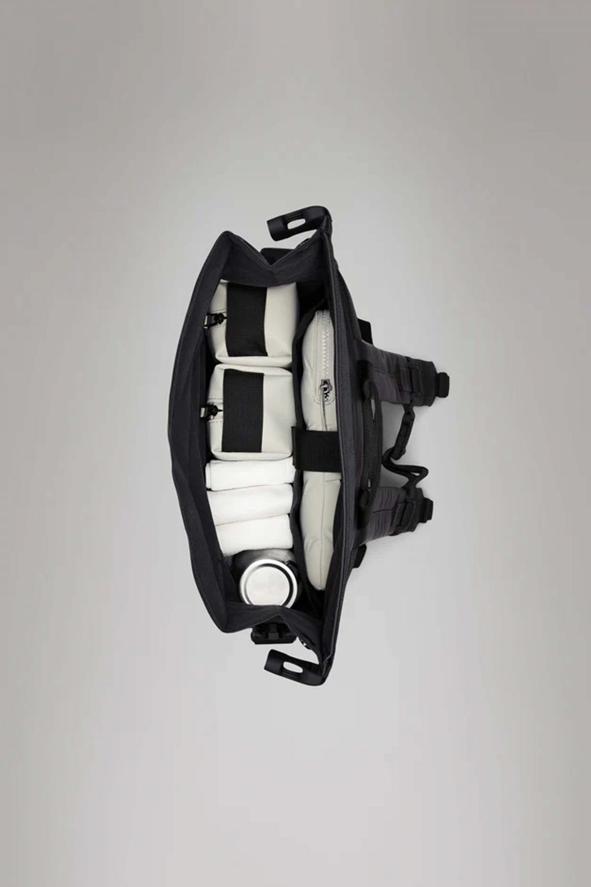 RAINS TRAIL ROLLTOP BACKPA en color DRIFT (2)