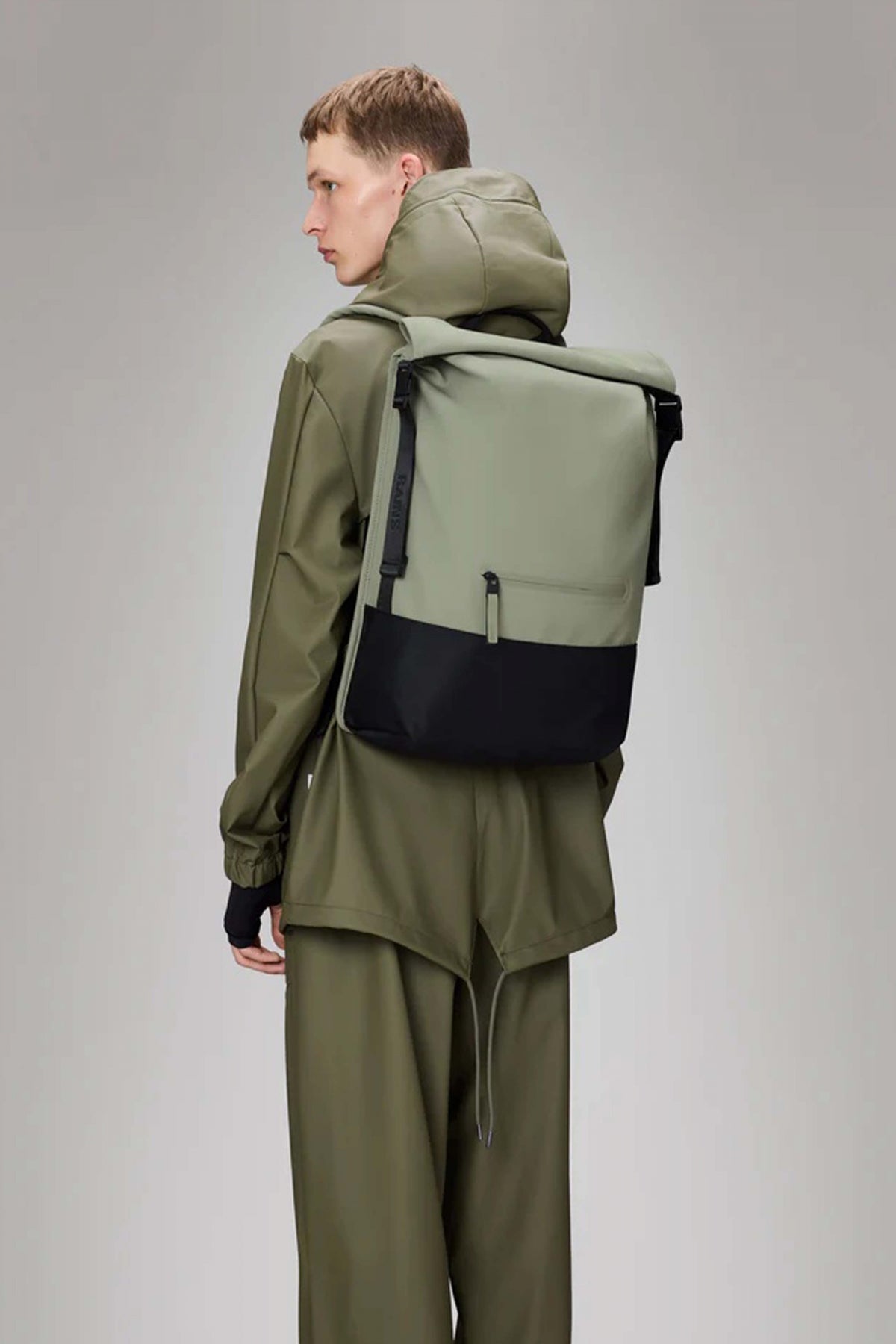 RAINS TRAIL ROLLTOP BACKPA en color DRIFT (4)