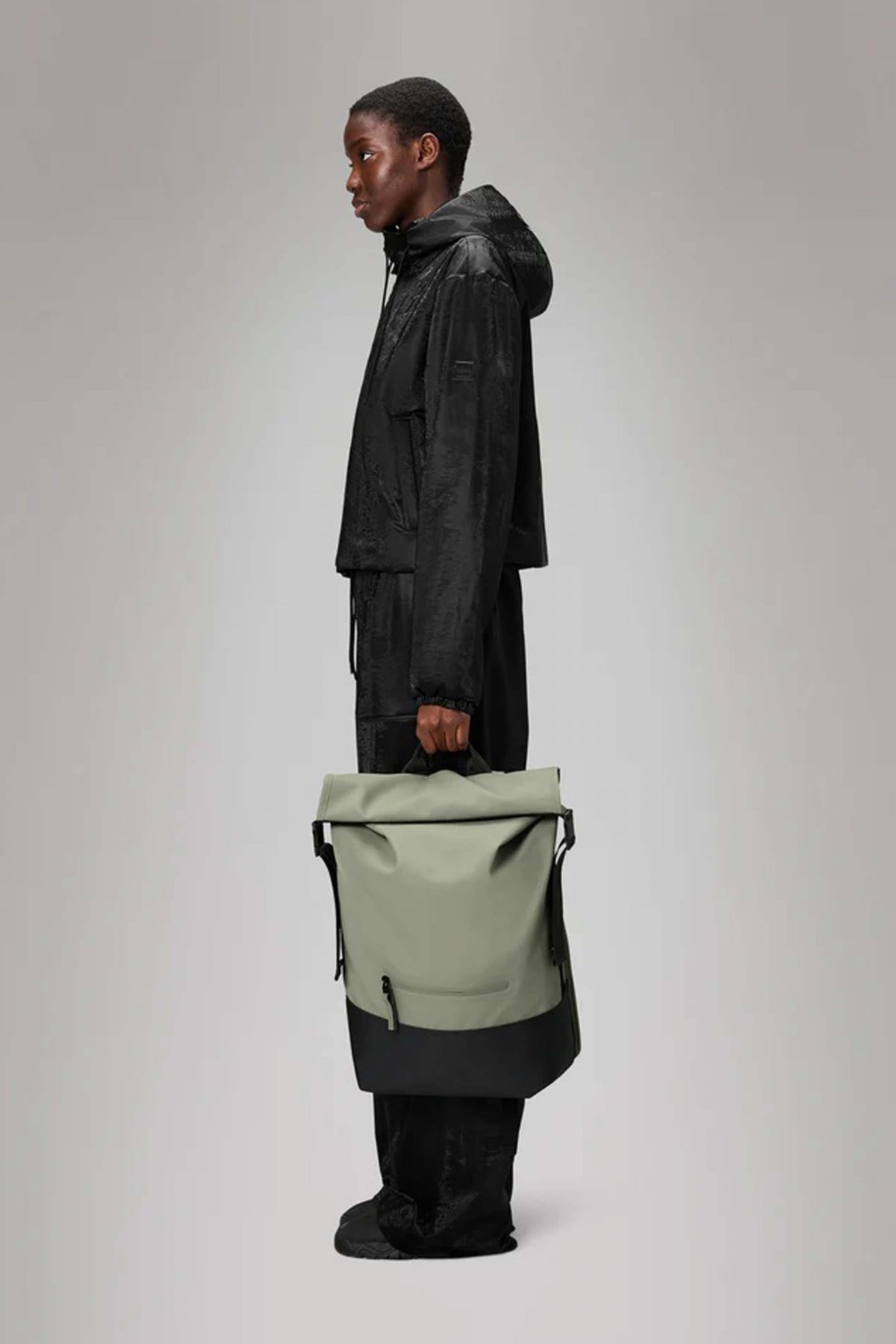 RAINS TRAIL ROLLTOP BACKPA en color DRIFT (5)