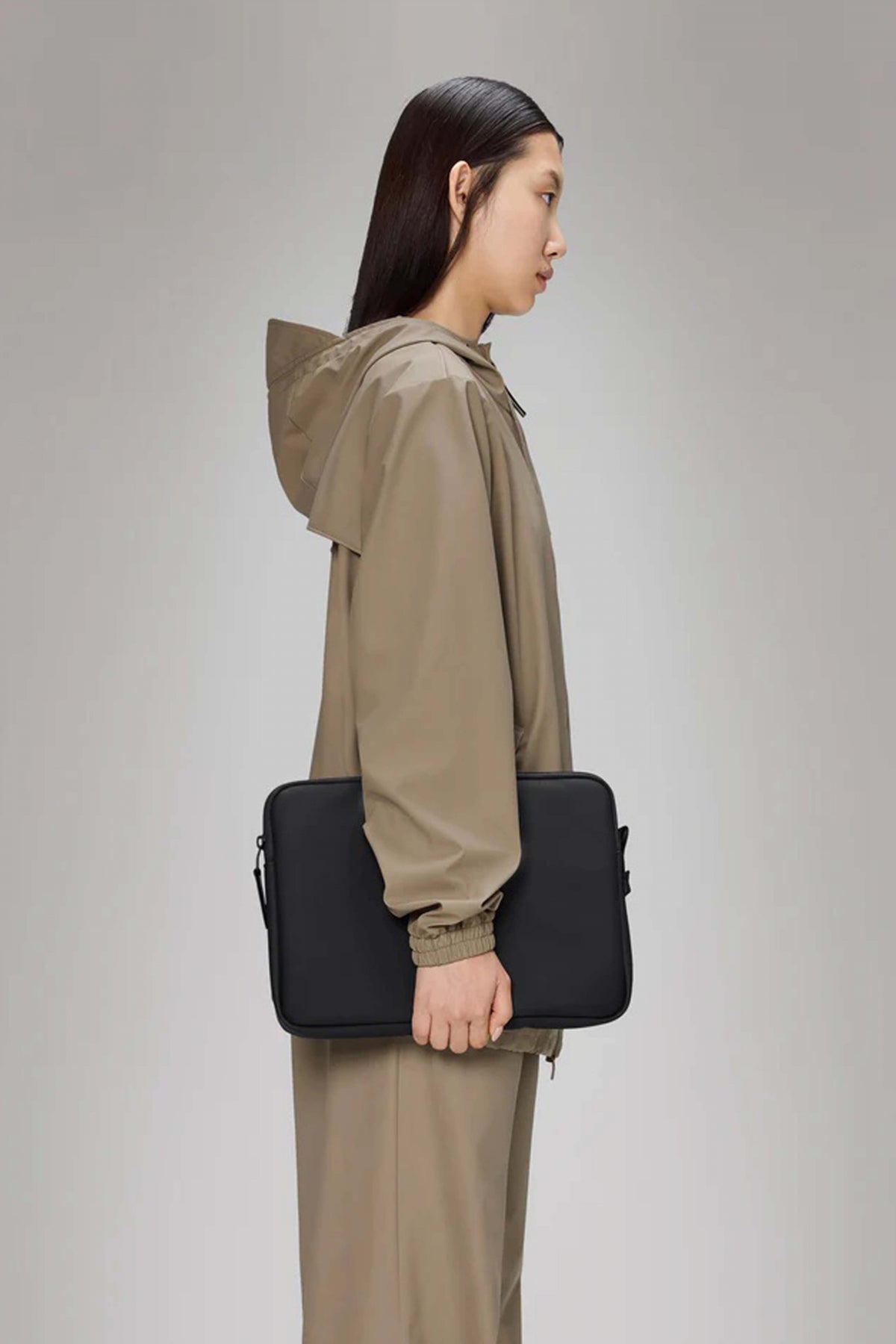 RAINS TRAIL LAPTOP CASE en color BLACK (2)