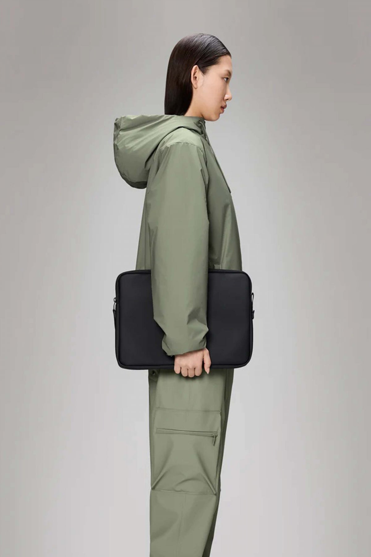 RAINS TRAIL LAPTOP CASE en color BLACK (3)