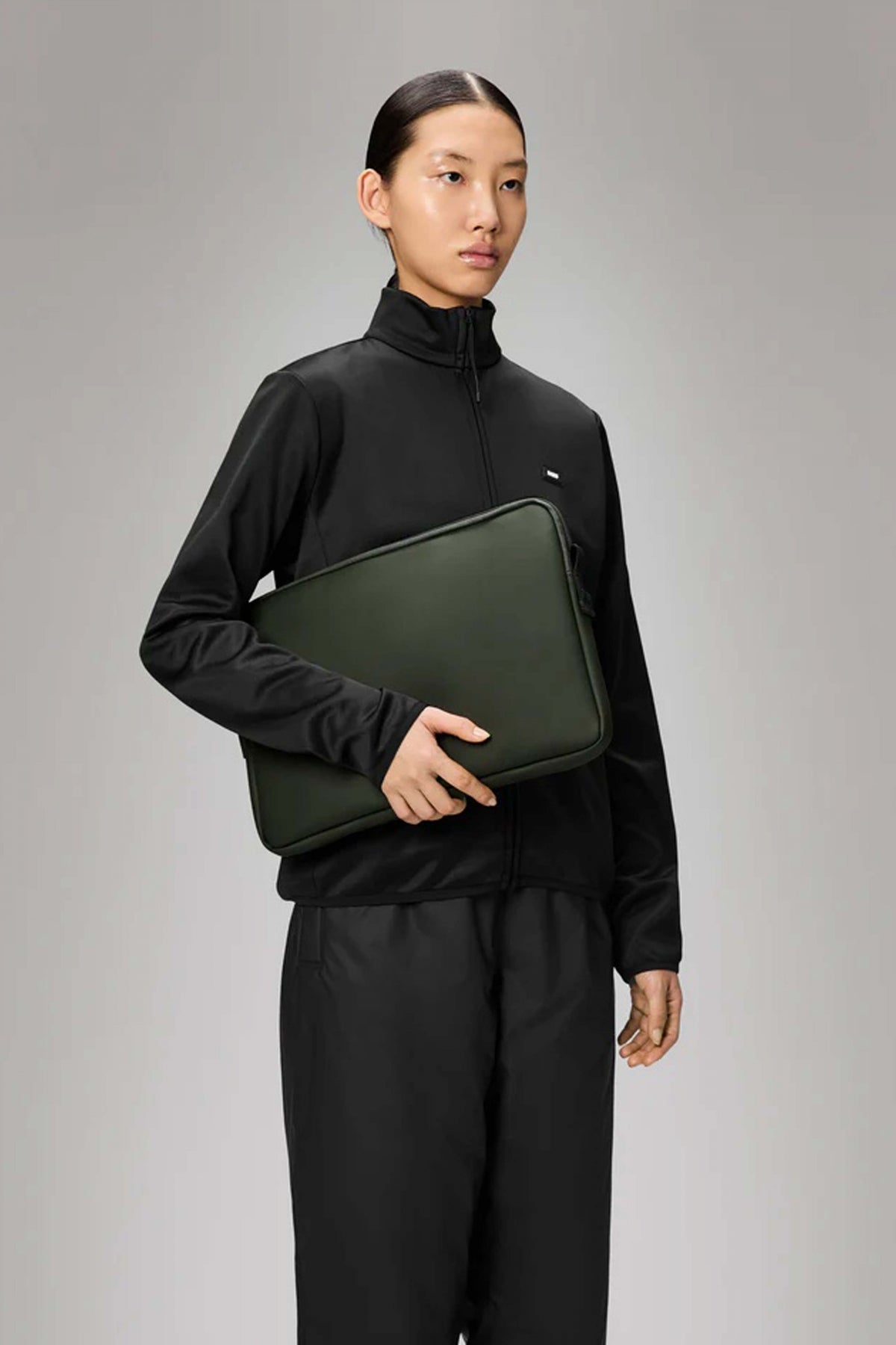 RAINS TRAIL LAPTOP CASE en color GREEN (3)
