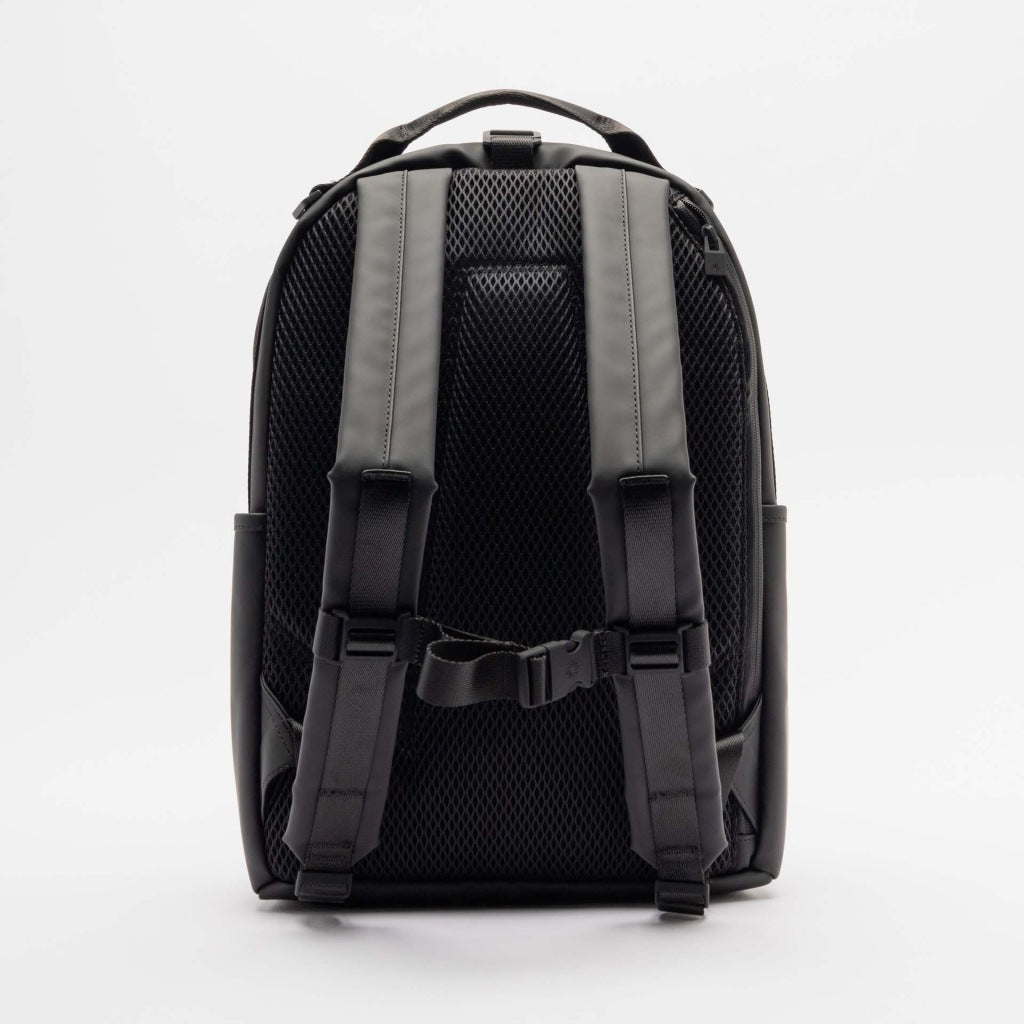 RAINS CLIP FRONT BACKPACK en color BLACK (2)