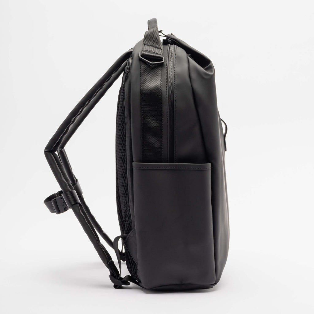 RAINS CLIP FRONT BACKPACK en color BLACK (4)
