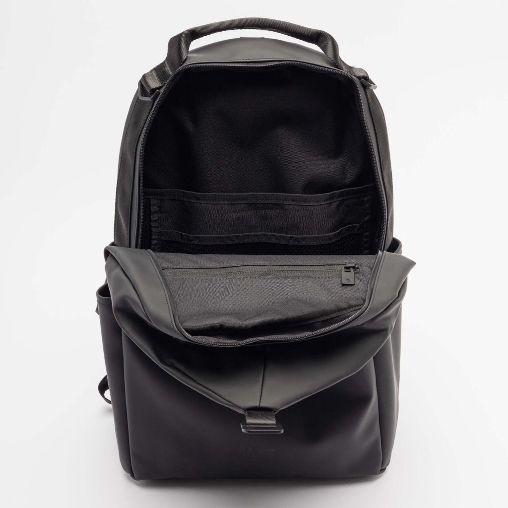 RAINS CLIP FRONT BACKPACK en color BLACK (5)