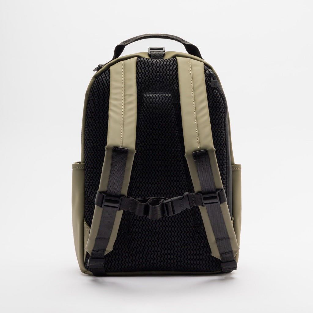 RAINS CLIP FRONT BACKPACK en color MARSH (2)