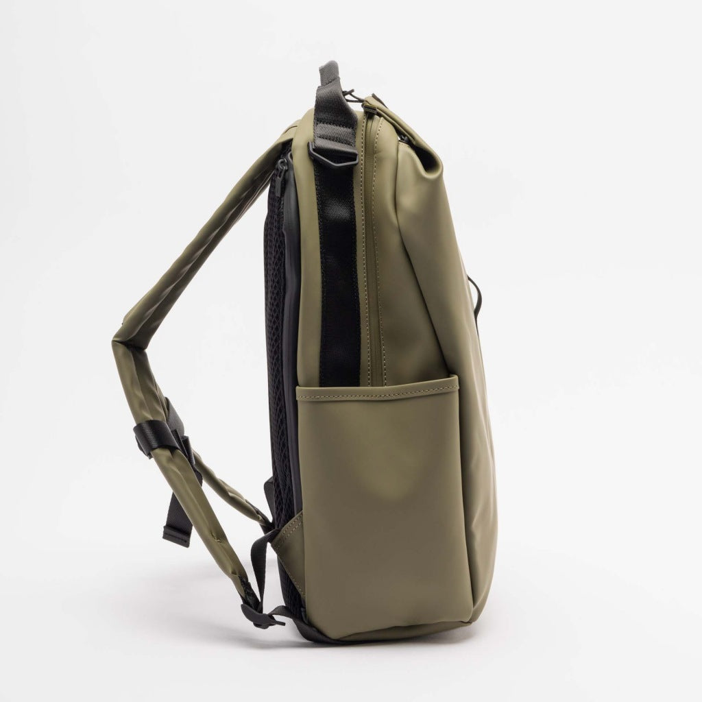RAINS CLIP FRONT BACKPACK en color MARSH (3)