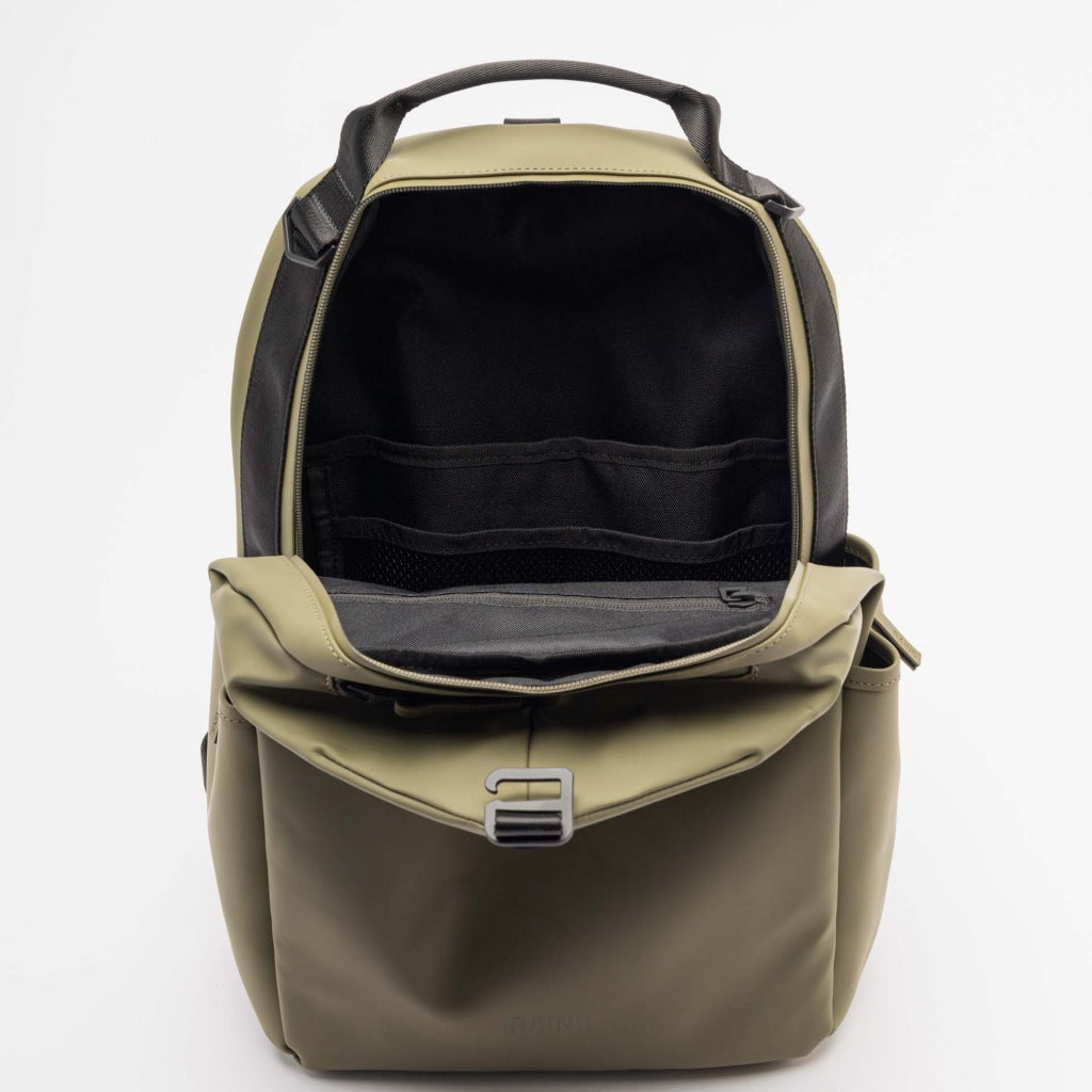 RAINS CLIP FRONT BACKPACK en color MARSH (4)