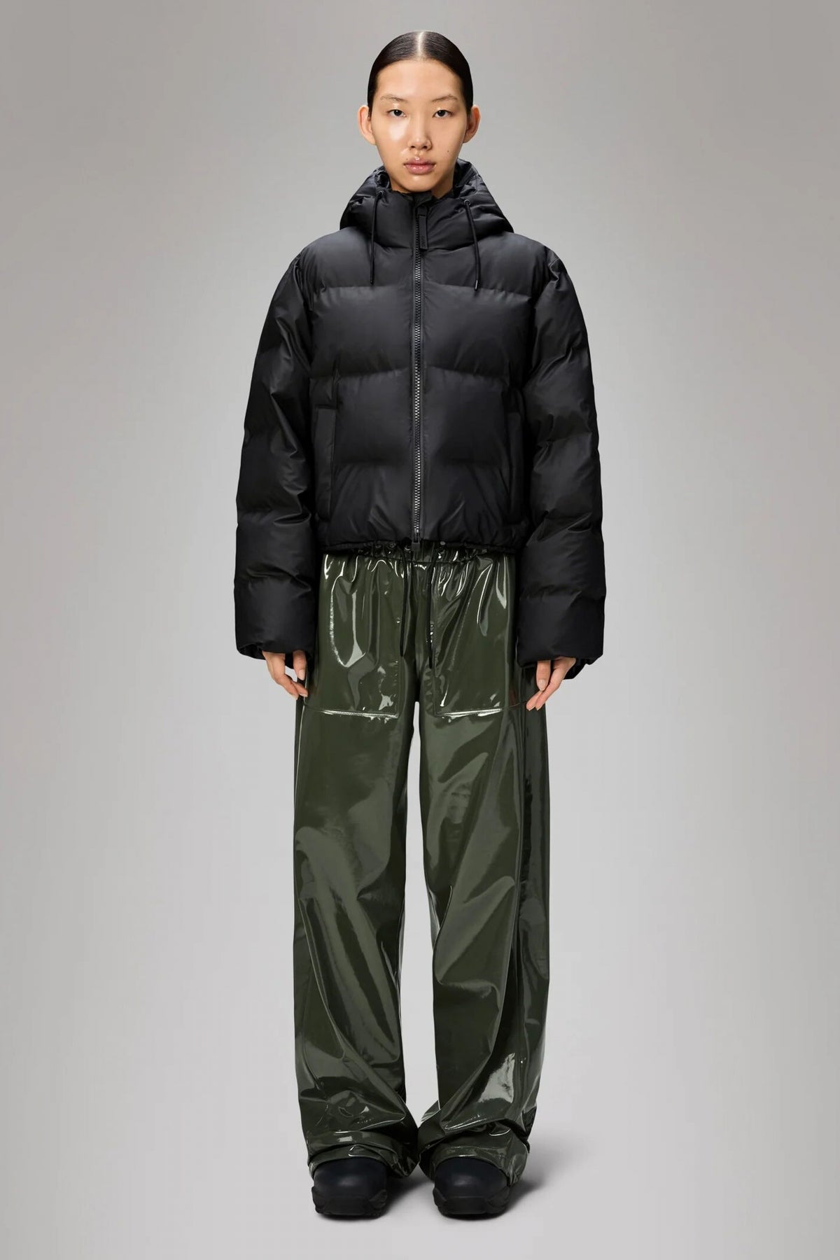 RAINS ALTA SHORT PUFFER JA en color BLACK (4)