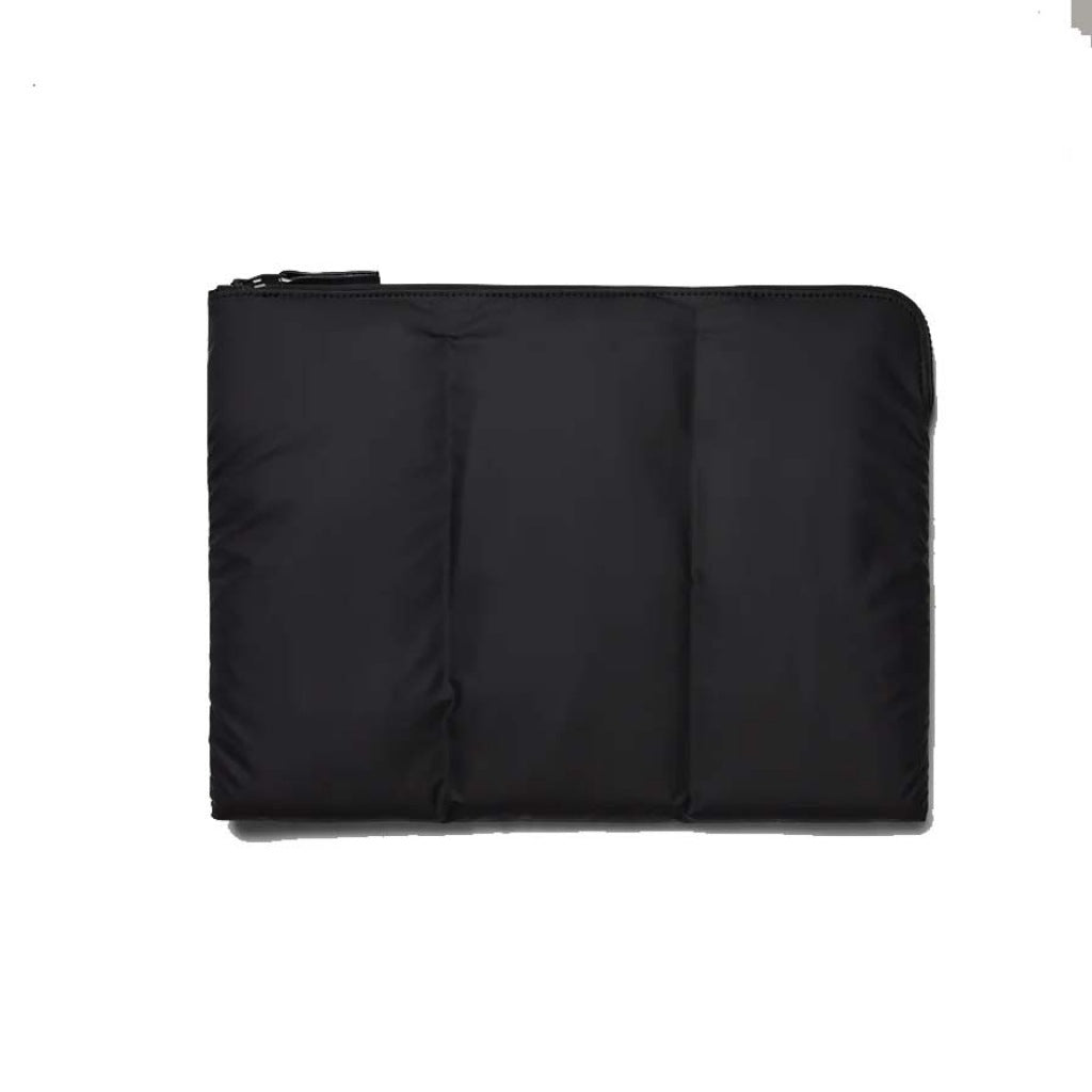 RAINS PUFFER LAPTOP COVER en color BLACK (4)