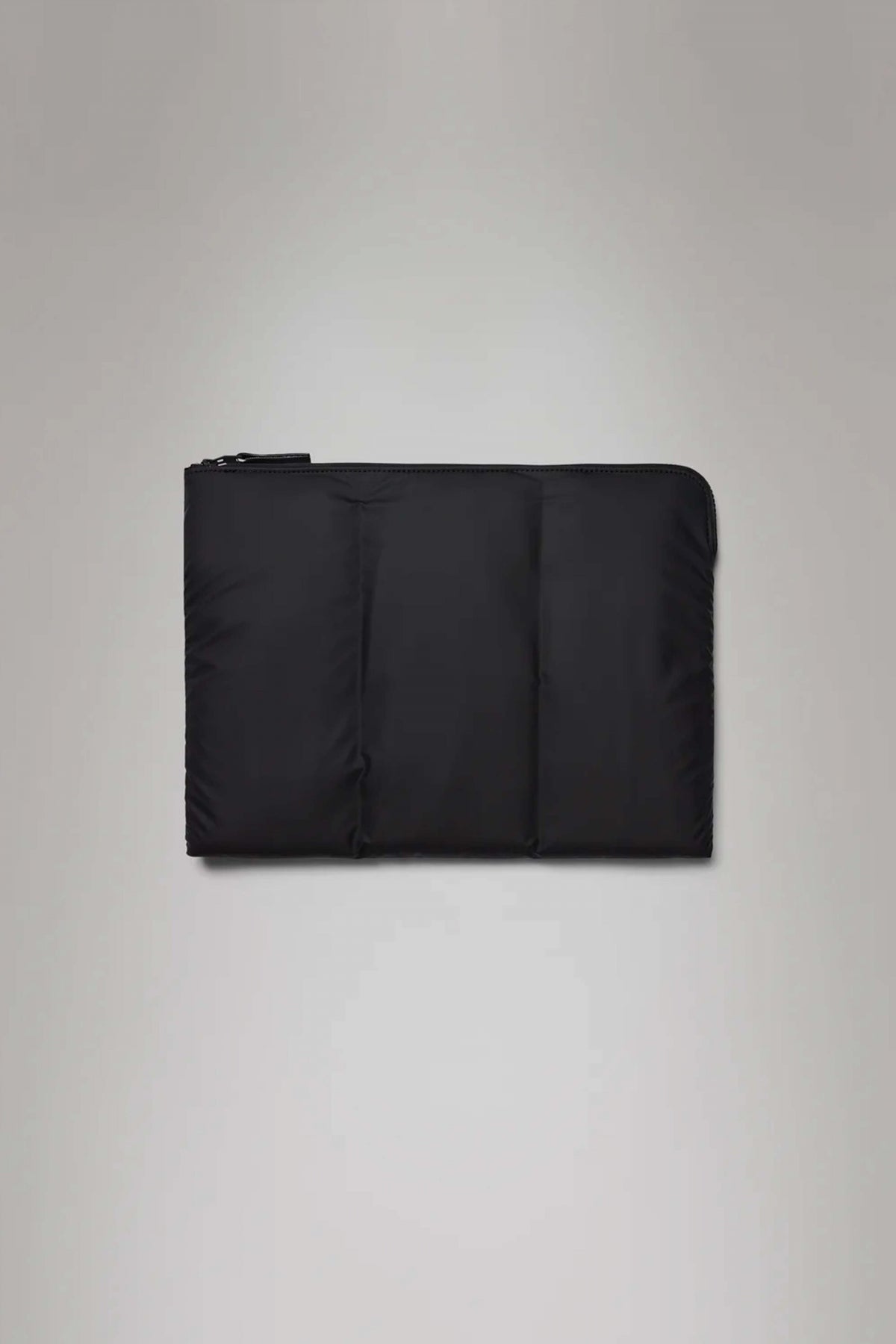 RAINS PUFFER LAPTOP COVER en color BLACK (1)