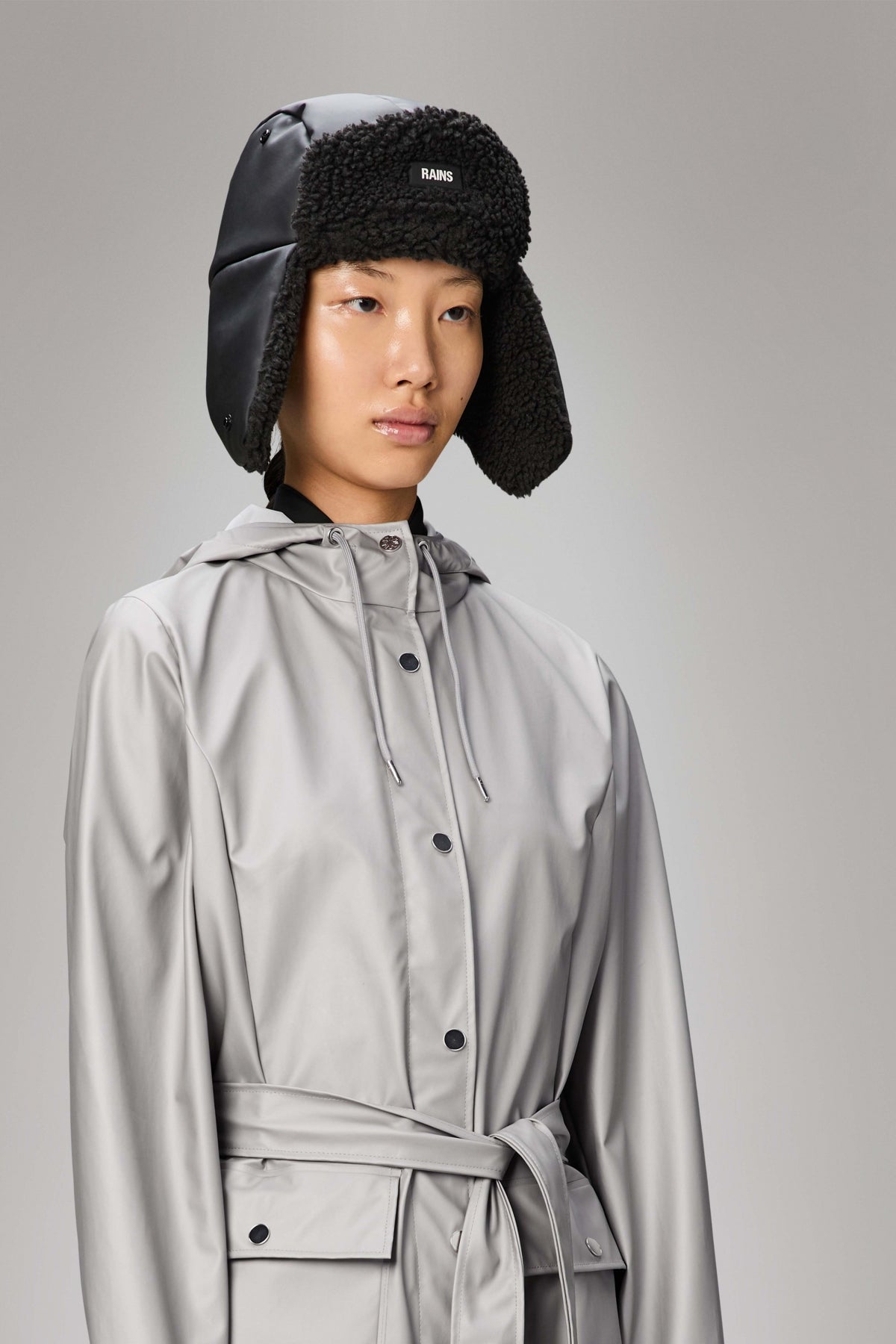 RAINS FLEECE TRAPPER HAT en color BLACK (4)