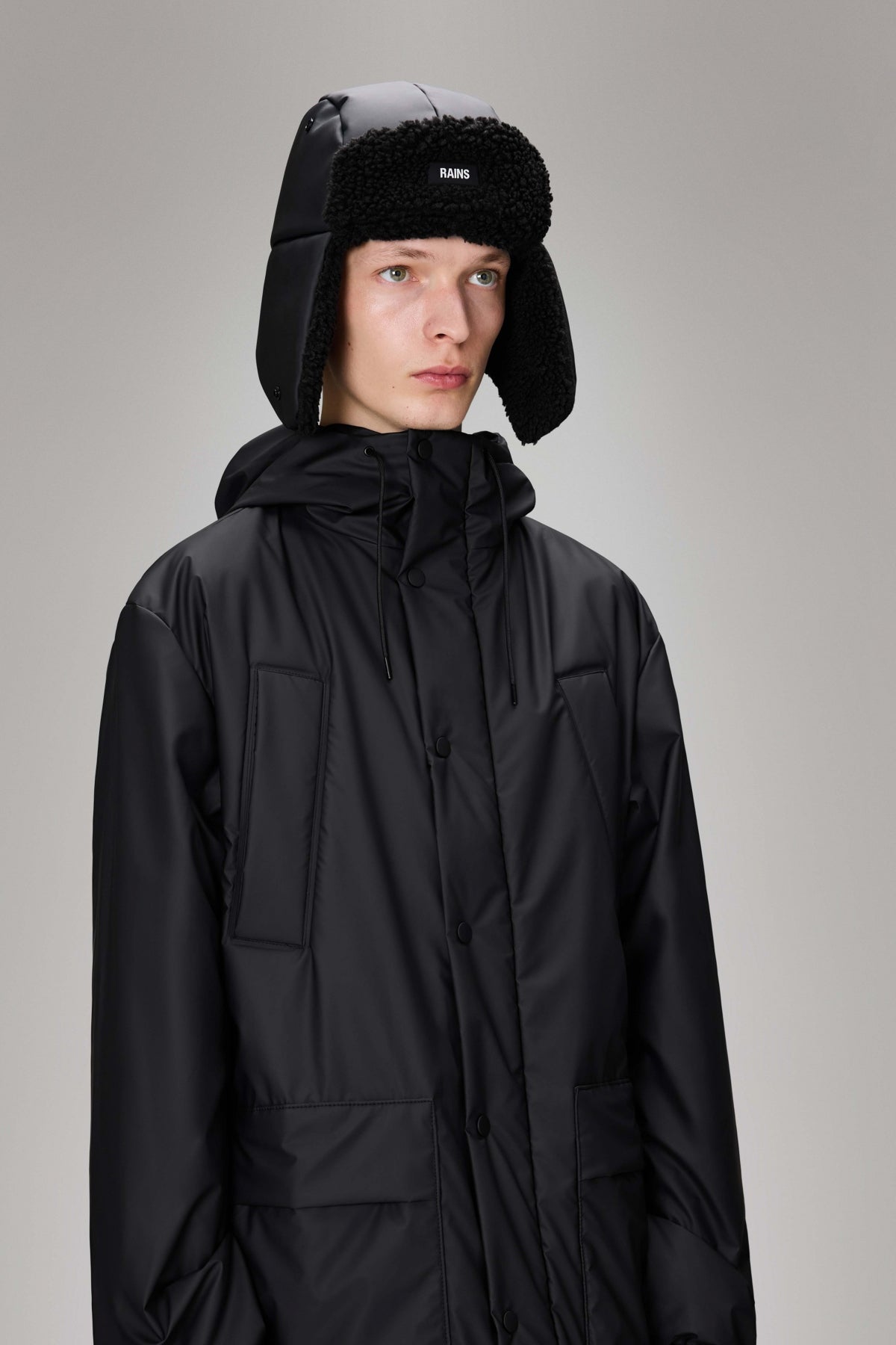 RAINS FLEECE TRAPPER HAT en color BLACK (5)