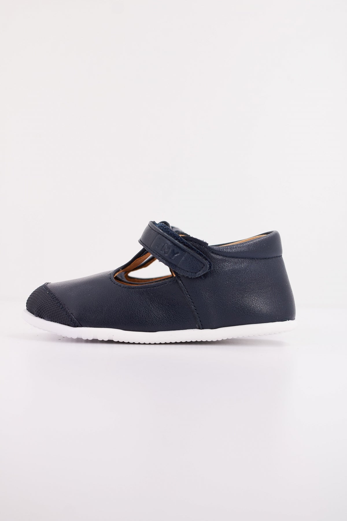 TINNY SHOES ZEUS en color YOKU (1)