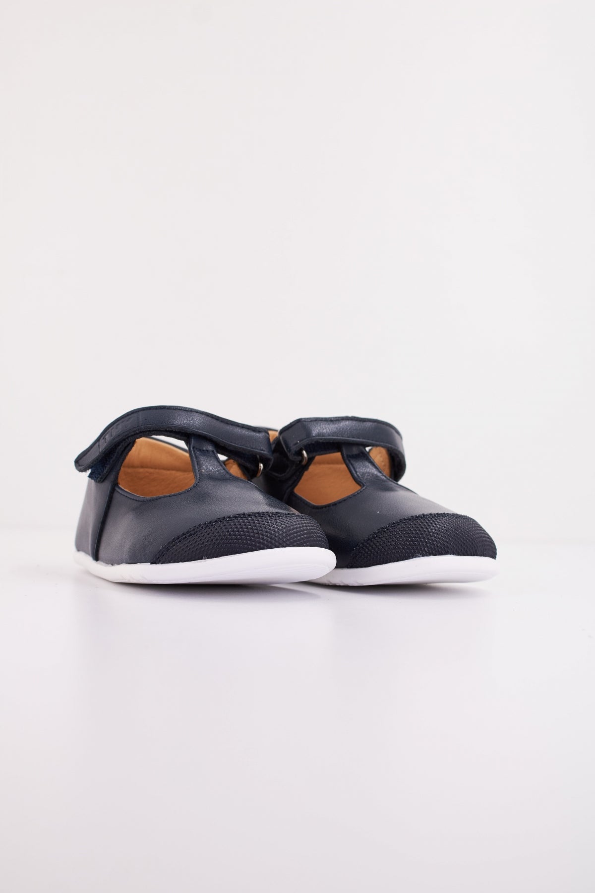 TINNY SHOES ZEUS en color YOKU (2)