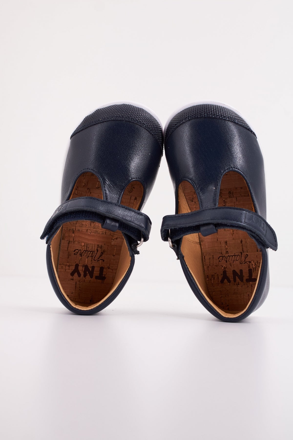TINNY SHOES ZEUS en color YOKU (3)
