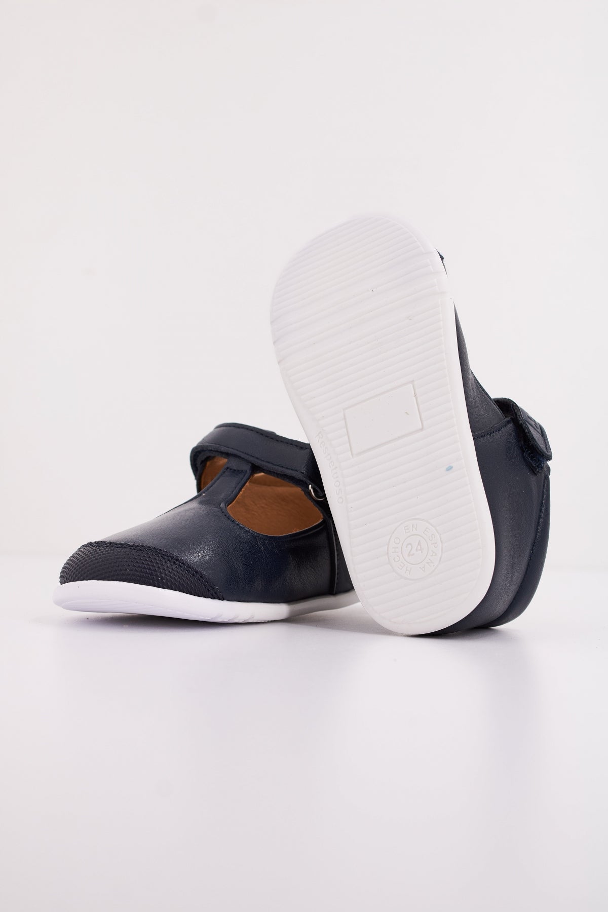 TINNY SHOES ZEUS en color YOKU (5)