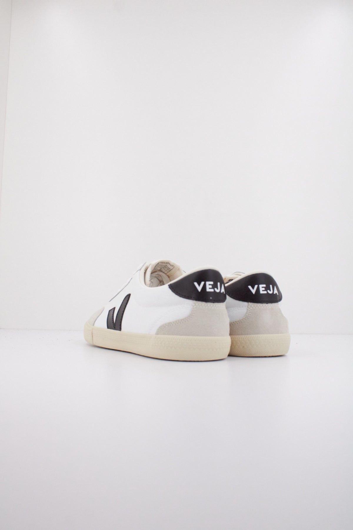 VEJA VOLLEY CANVAS en color WHTBLK (4)