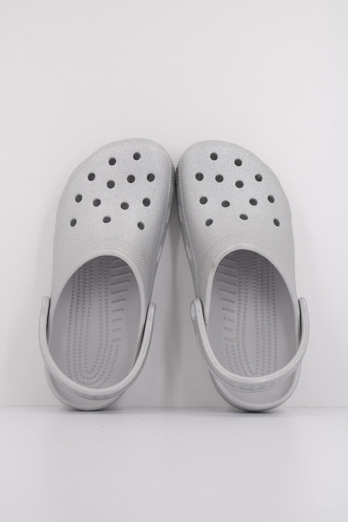 CROCS CLASSIC GLITTER CLO en color SLVGLT (3)