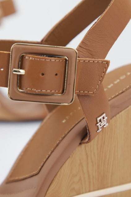 TOMMY HILFIGER HARDWARE WEDGE SAND en color GU (4)