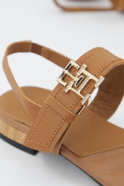 TOMMY HILFIGER HARDWARE FLAT SANDAL en color GU (4)