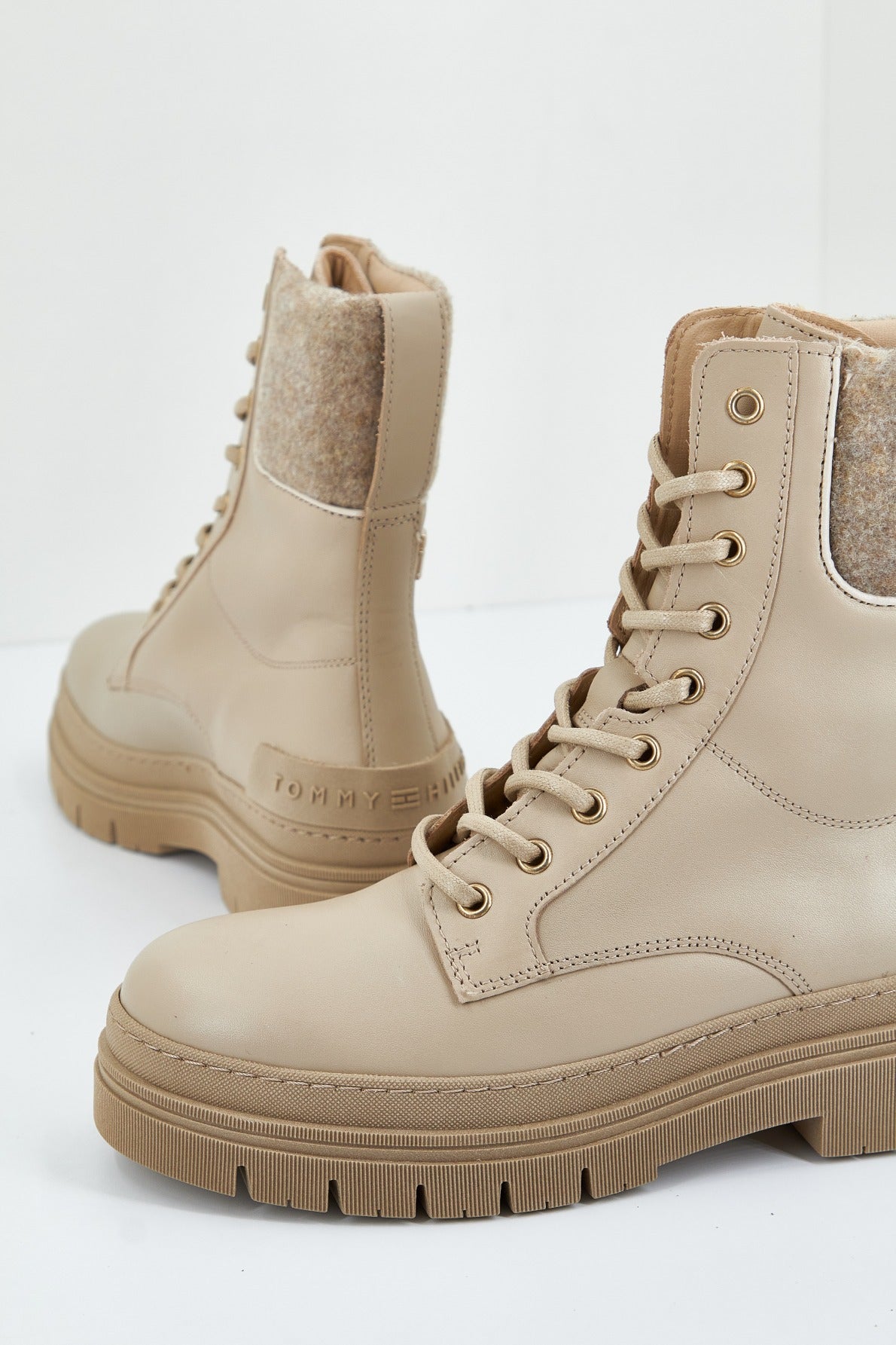 TOMMY HILFIGER FEMININE FELT LACE U en color ABO (4)