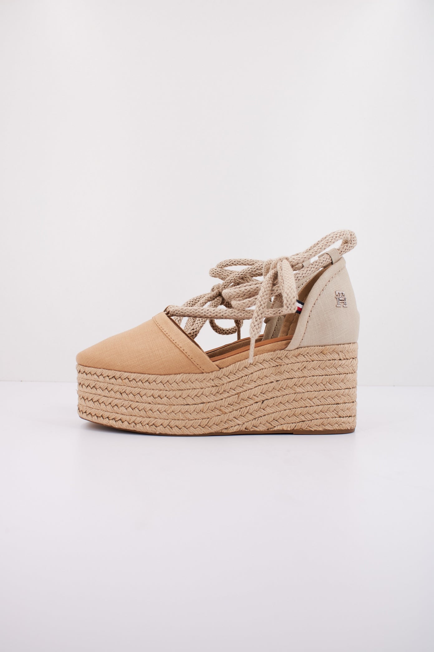 TOMMY HILFIGER CLOSED TOE LINEN FLA en color RBL (1)
