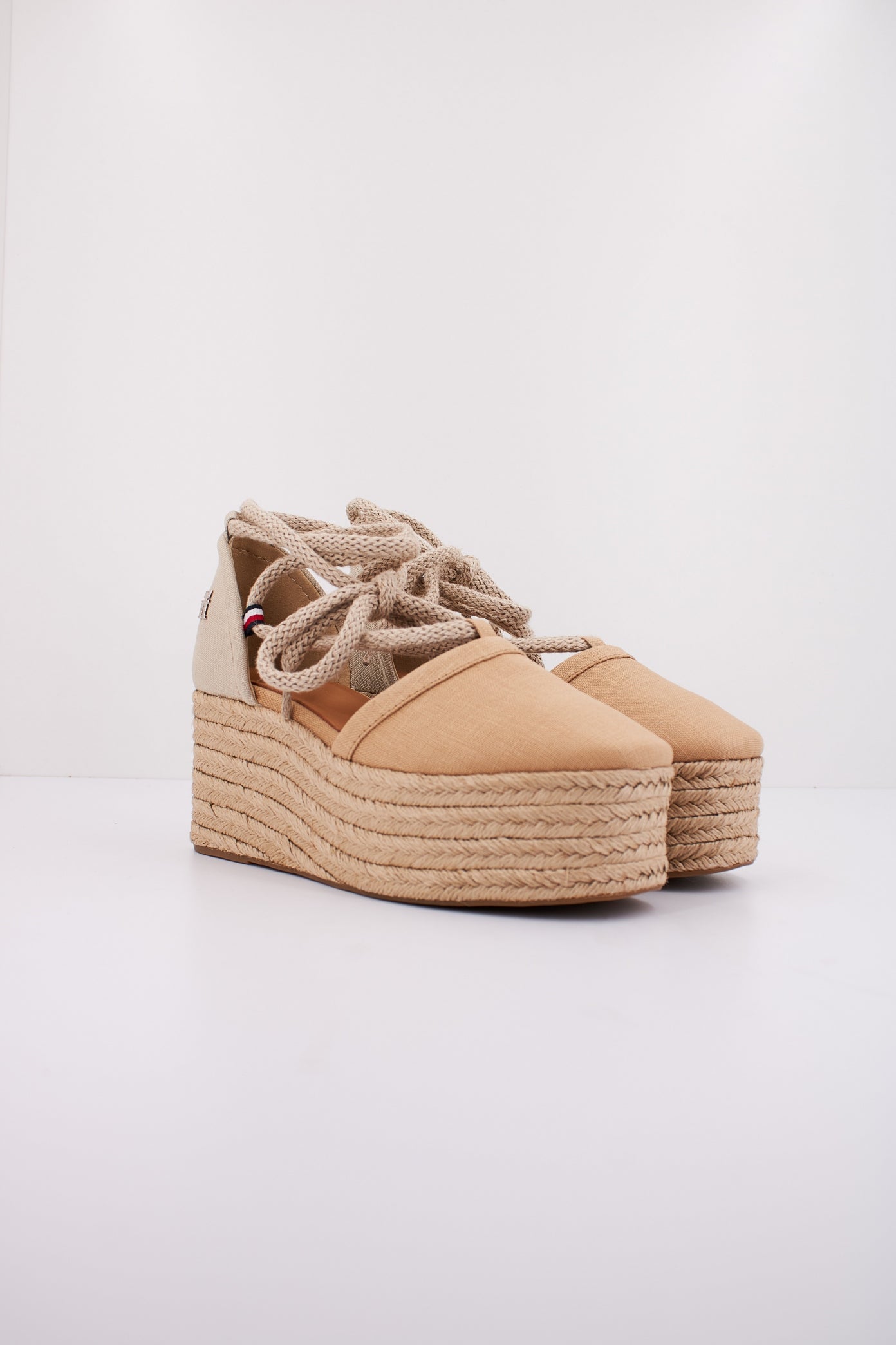 TOMMY HILFIGER CLOSED TOE LINEN FLA en color RBL (2)