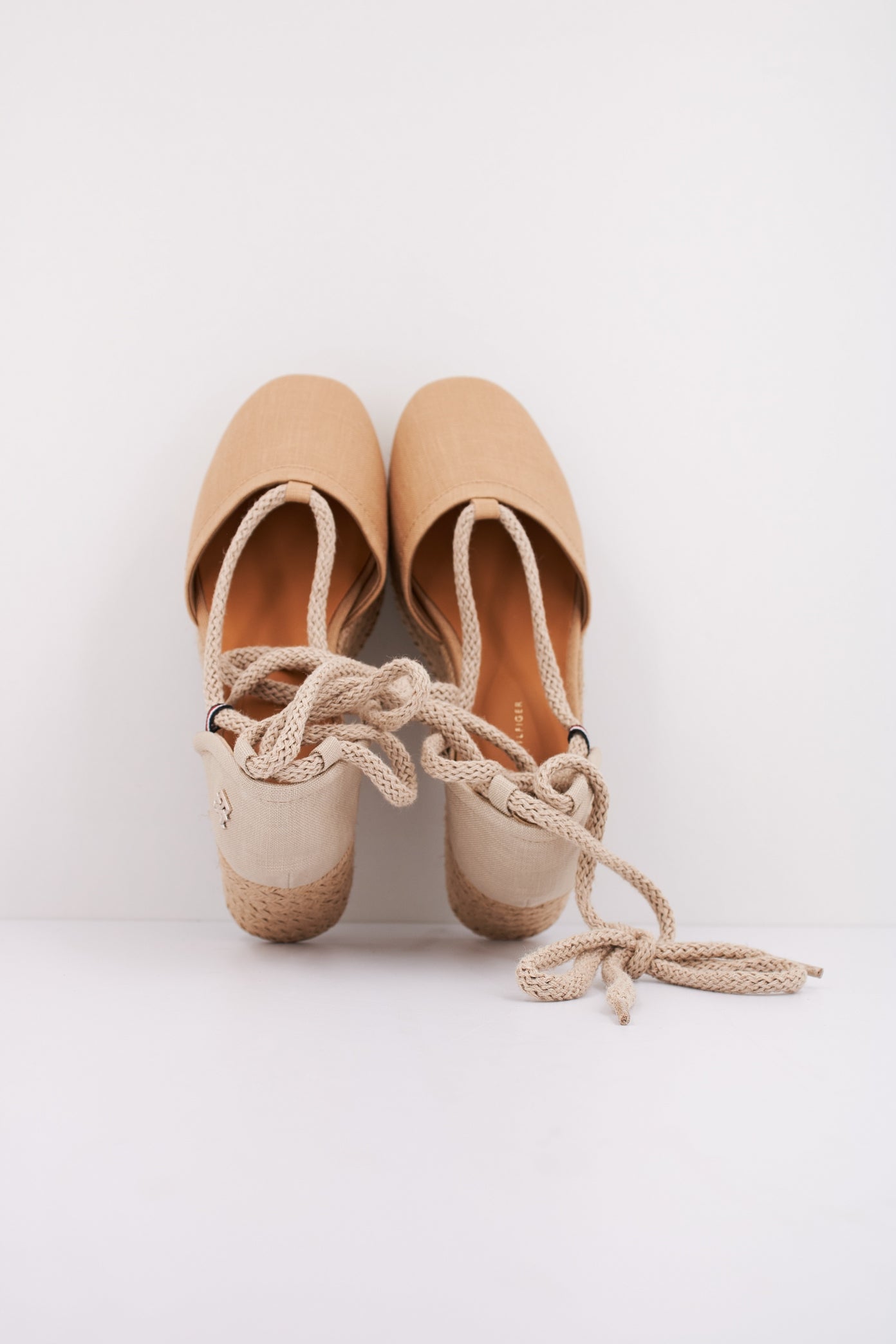 TOMMY HILFIGER CLOSED TOE LINEN FLA en color RBL (3)