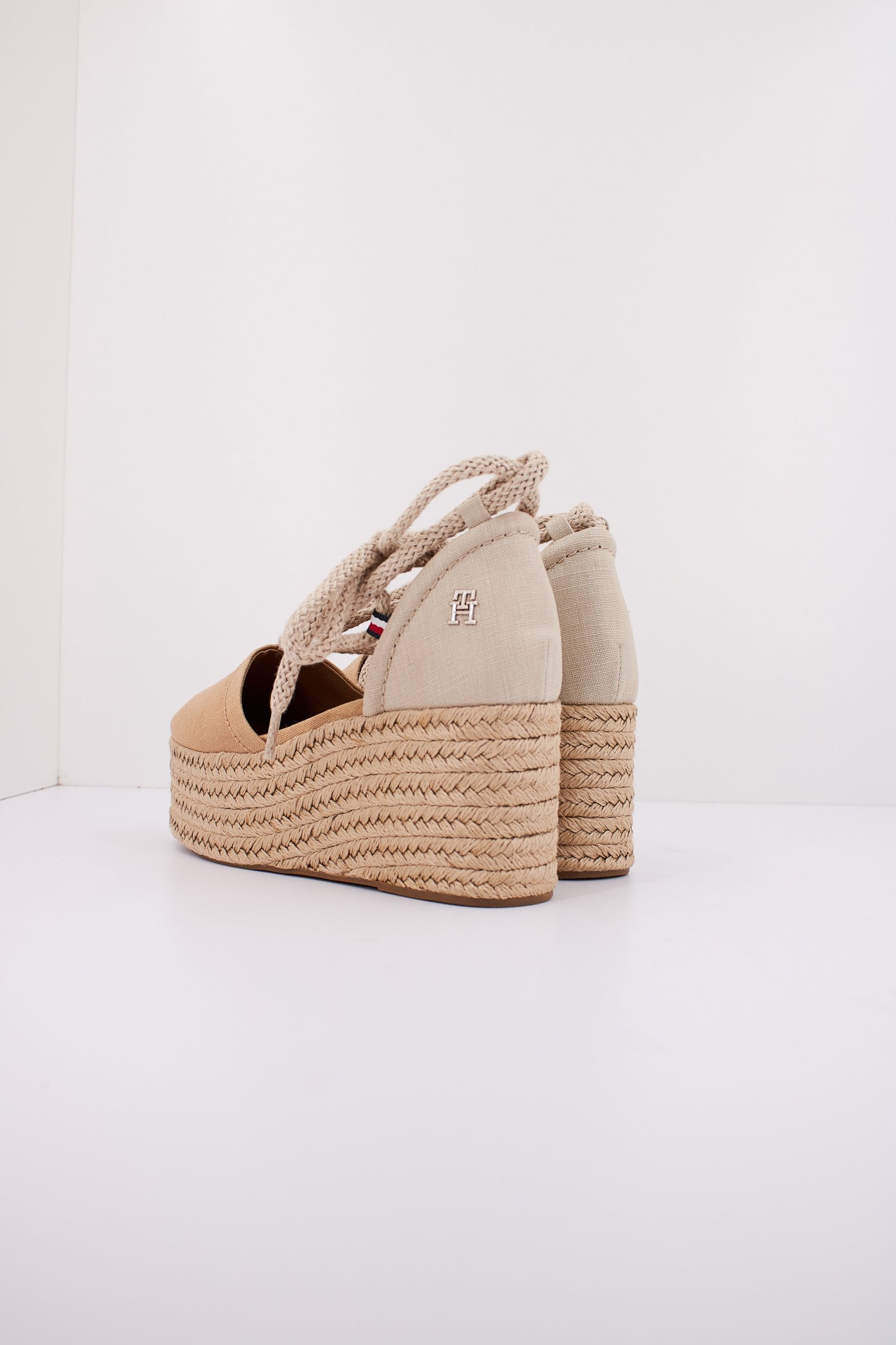TOMMY HILFIGER CLOSED TOE LINEN FLA en color RBL (4)