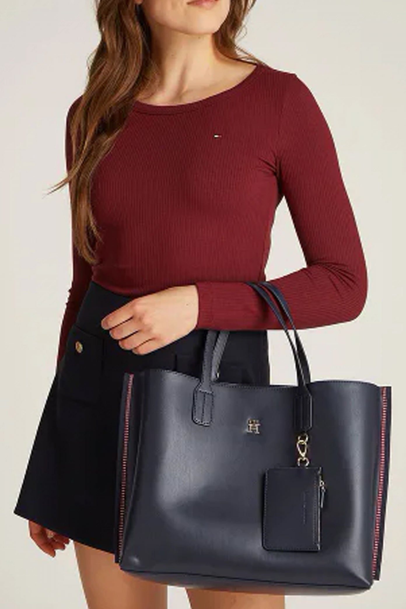 TOMMY HILFIGER TH DISTINCT SATCHEL en color GY (5)