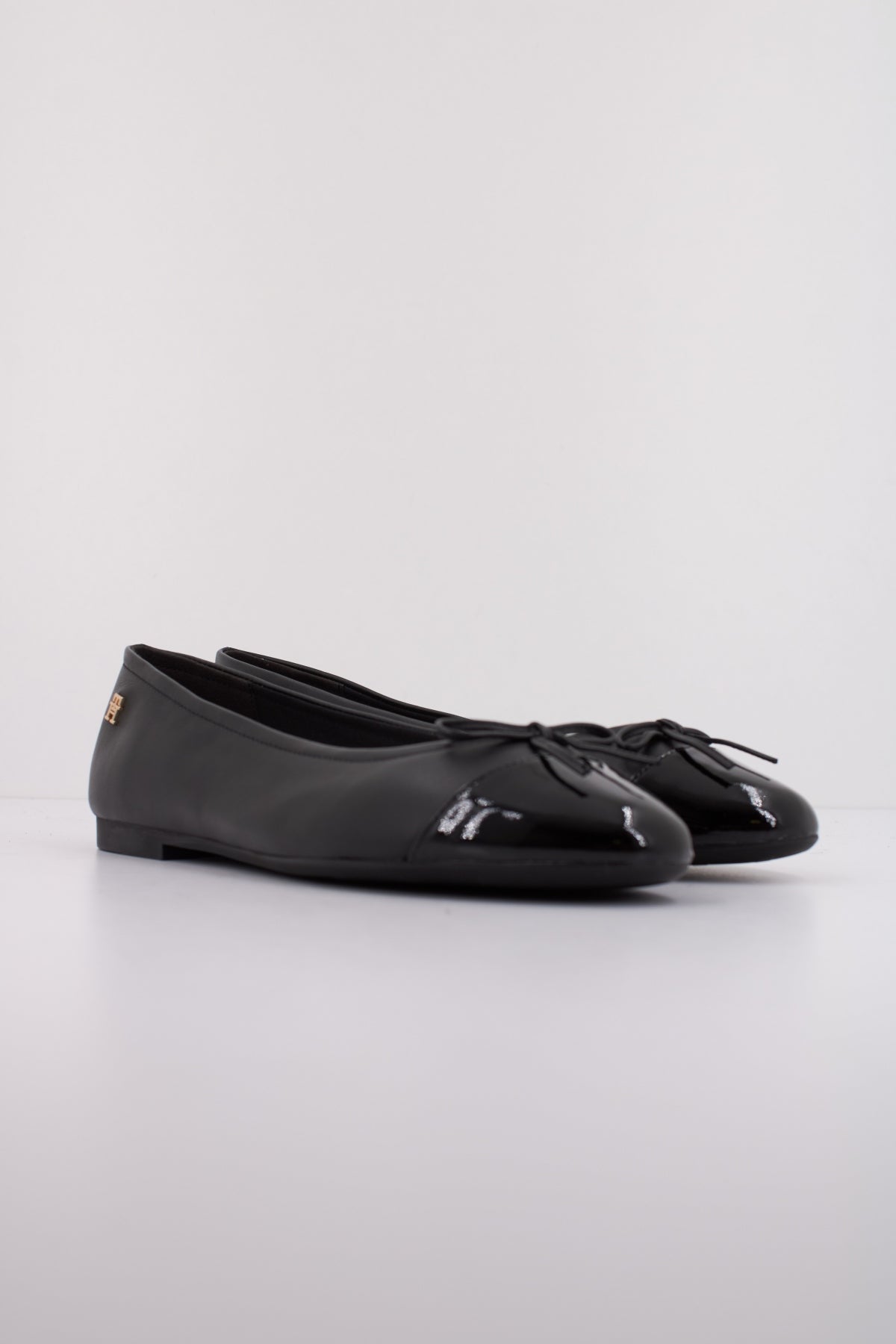 TOMMY HILFIGER PATENT TOE-CAP LTHR en color BDS (1)