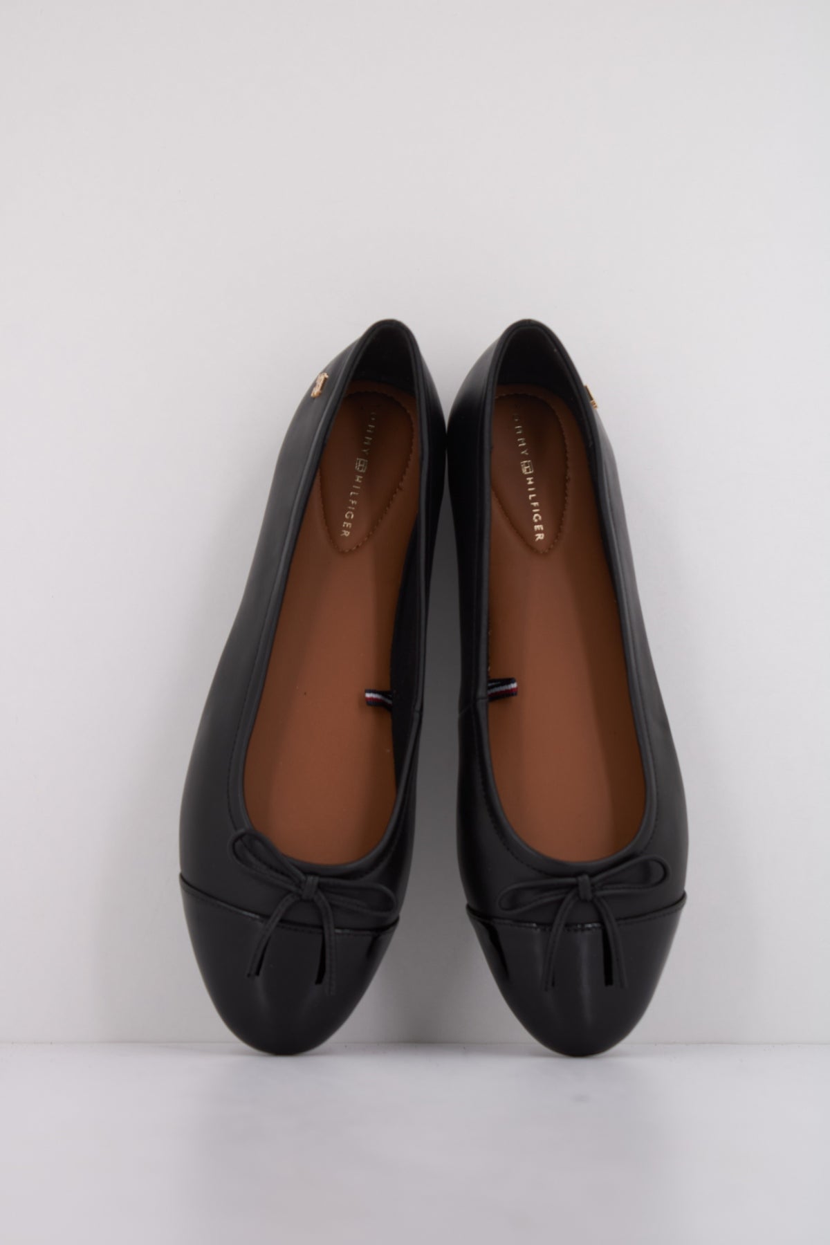 TOMMY HILFIGER PATENT TOE-CAP LTHR en color BDS (2)