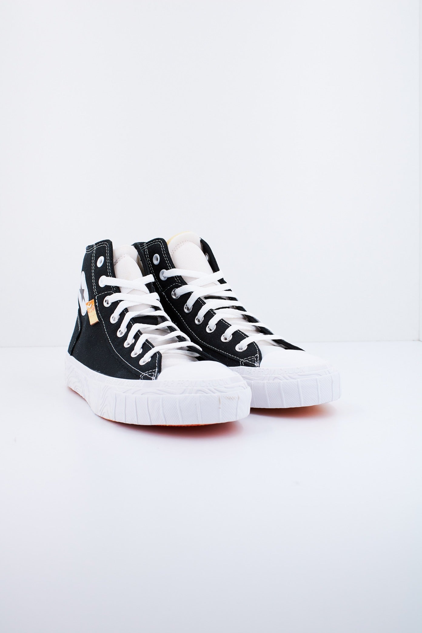 CONVERSE CHUCK TAYLOR ALT STA en color BLCKWHT (2)