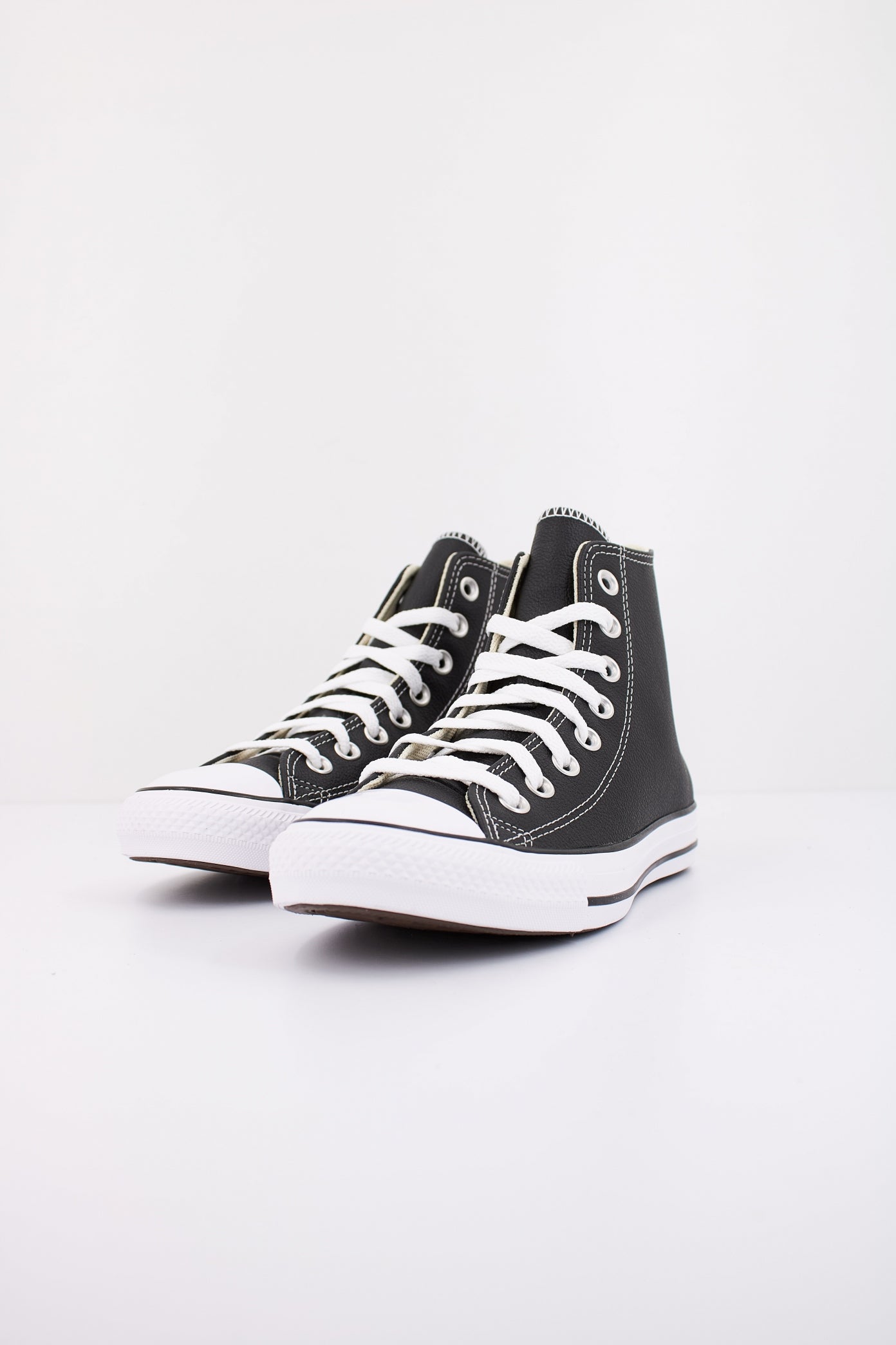 CONVERSE CHUCK TAYLOR LEATHER en color BLACK (2)