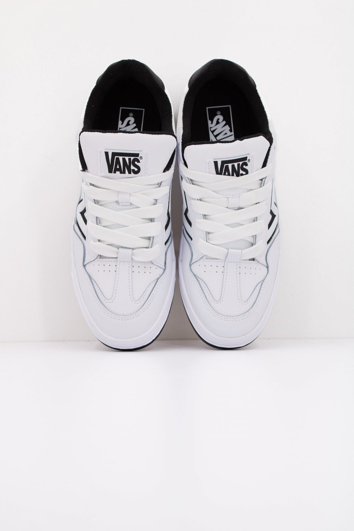 VANS UPLAND en color WHTBLK (3)