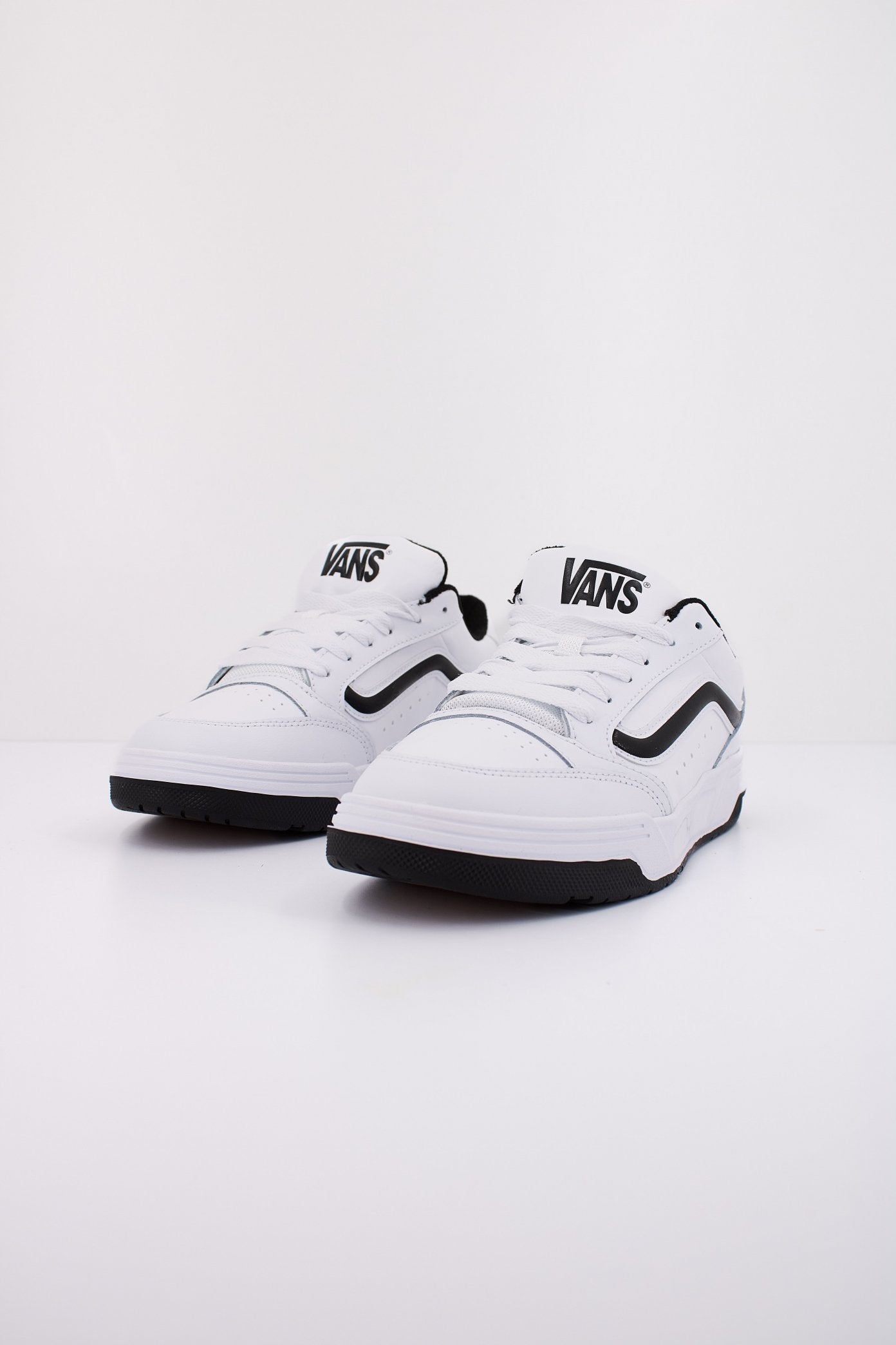 VANS HYLANE en color WHTBLK (2)