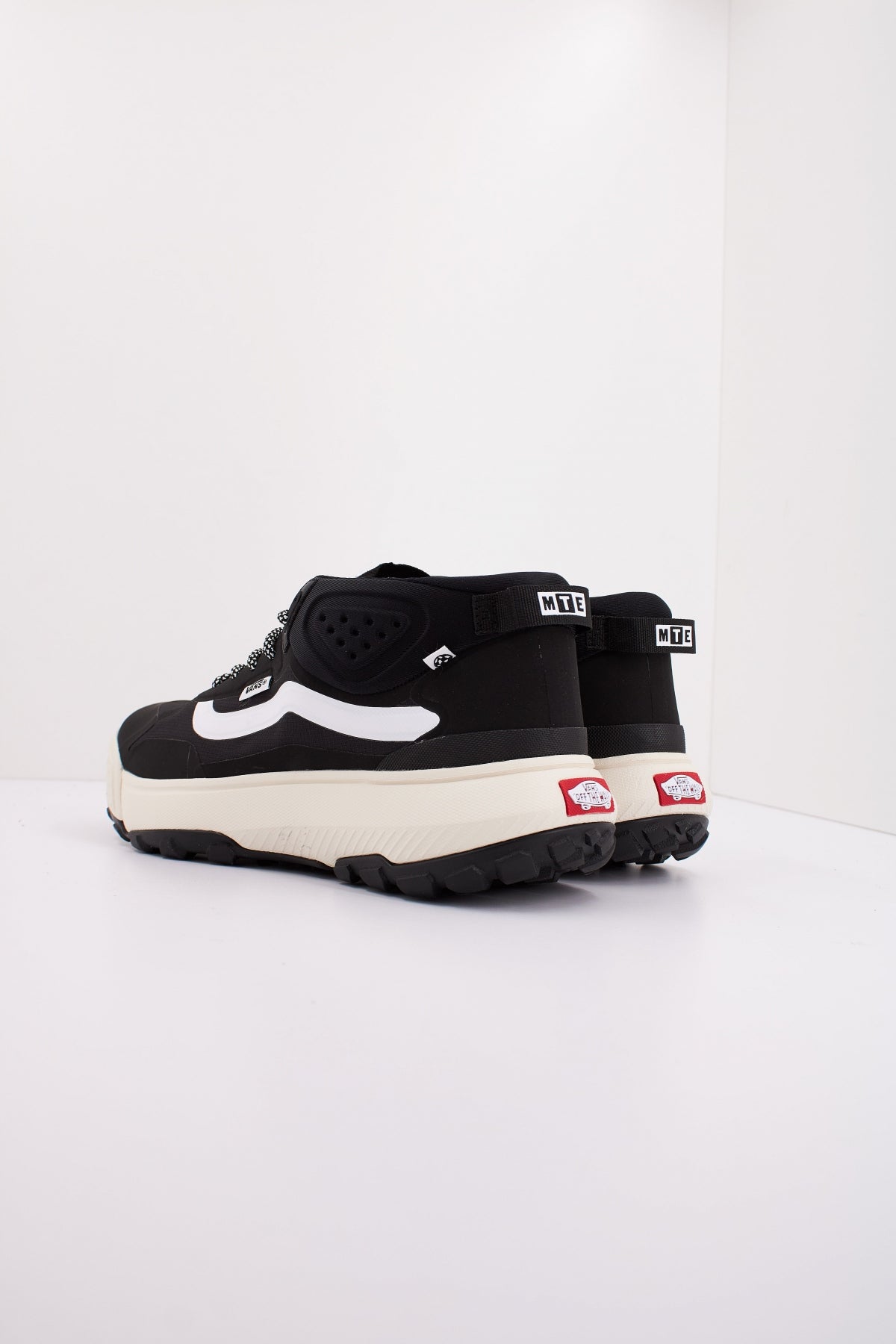 VANS MTE CROSSPATH MID en color BLKWHT (4)