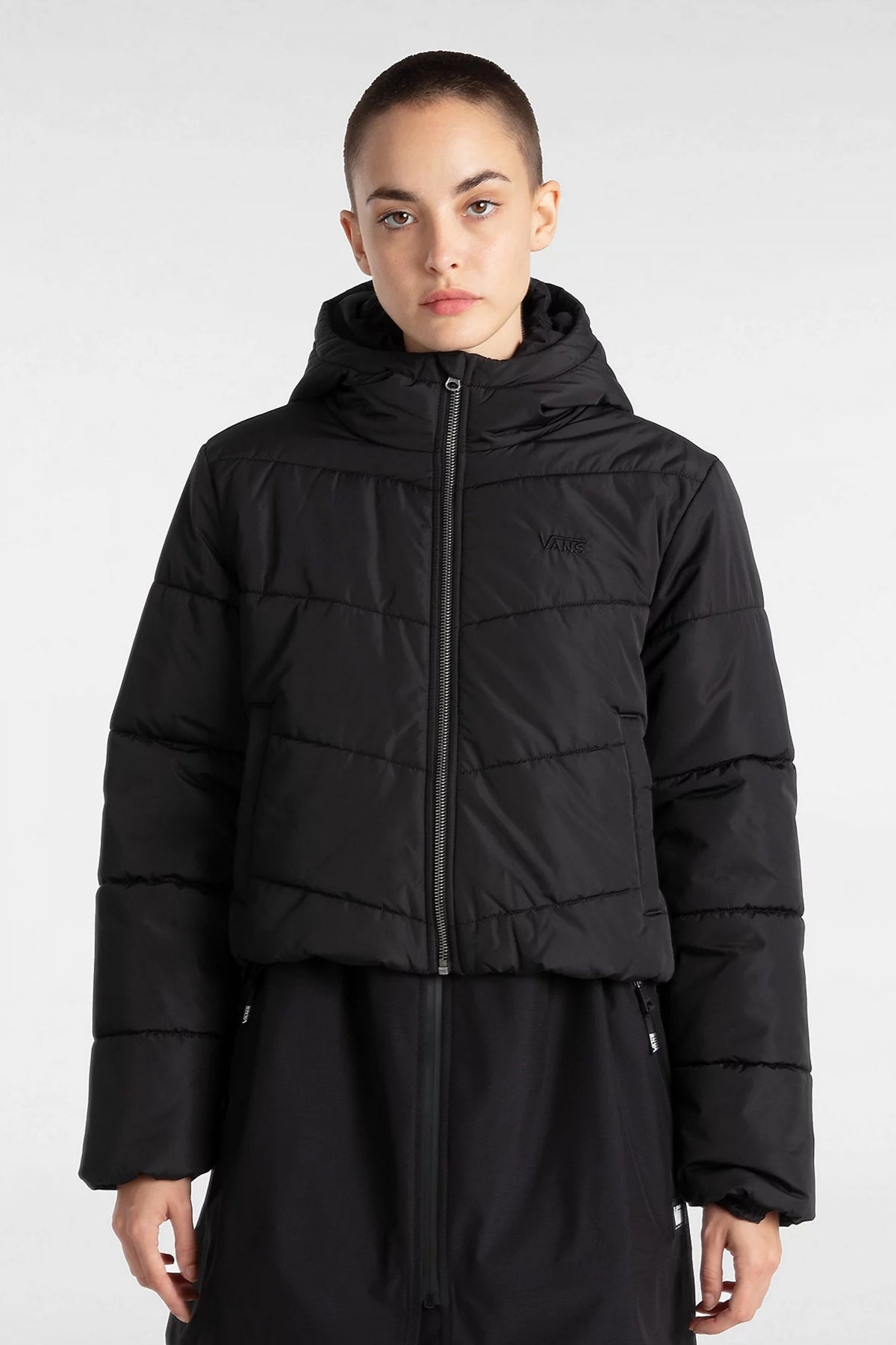 VANS MTE FOUNDRY CROP PUF en color BLACK (1)