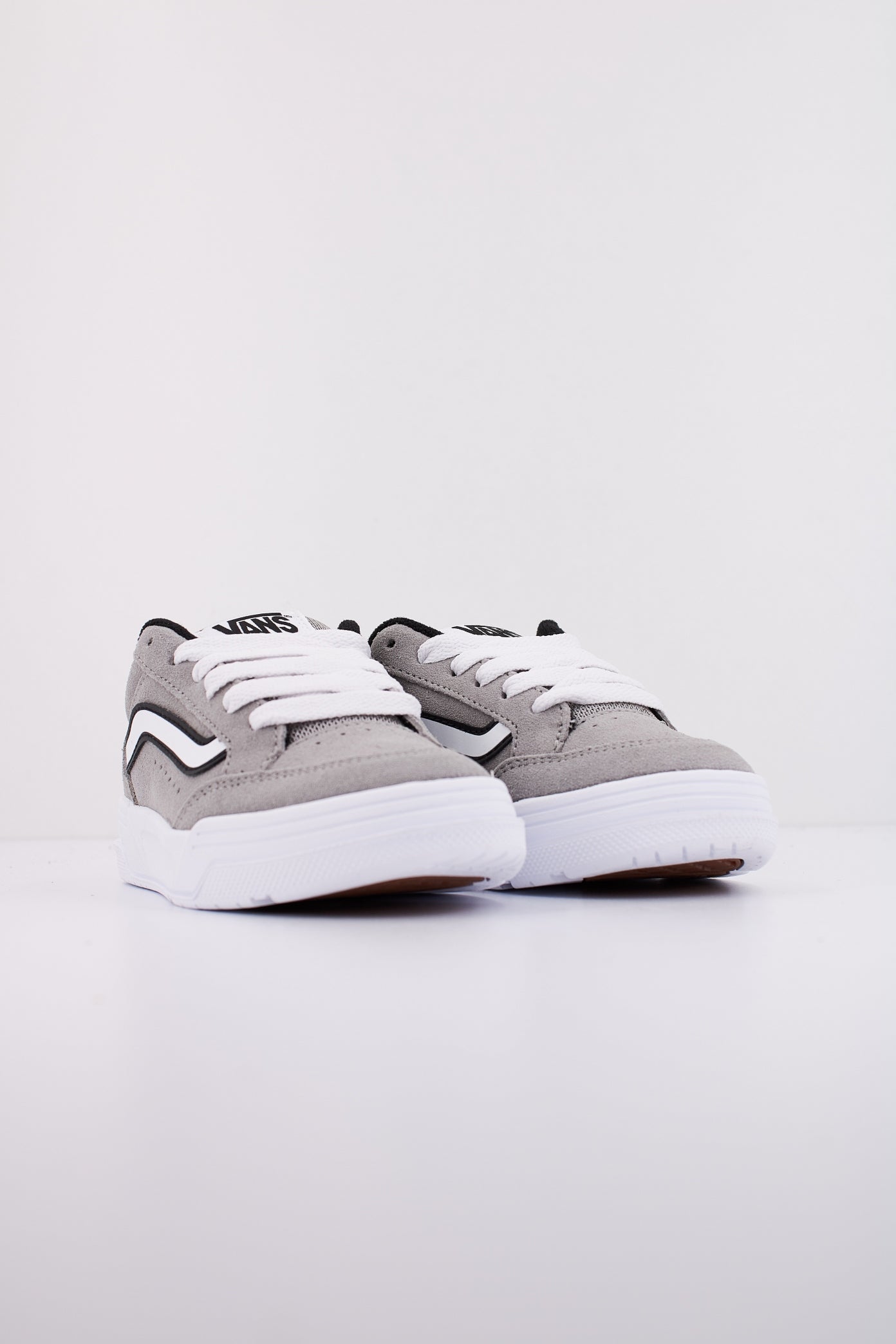 VANS HYLANE en color GRYBLK (2)