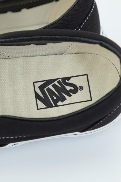 VANS CLASSIC SLIP-ON en color BLACK (4)