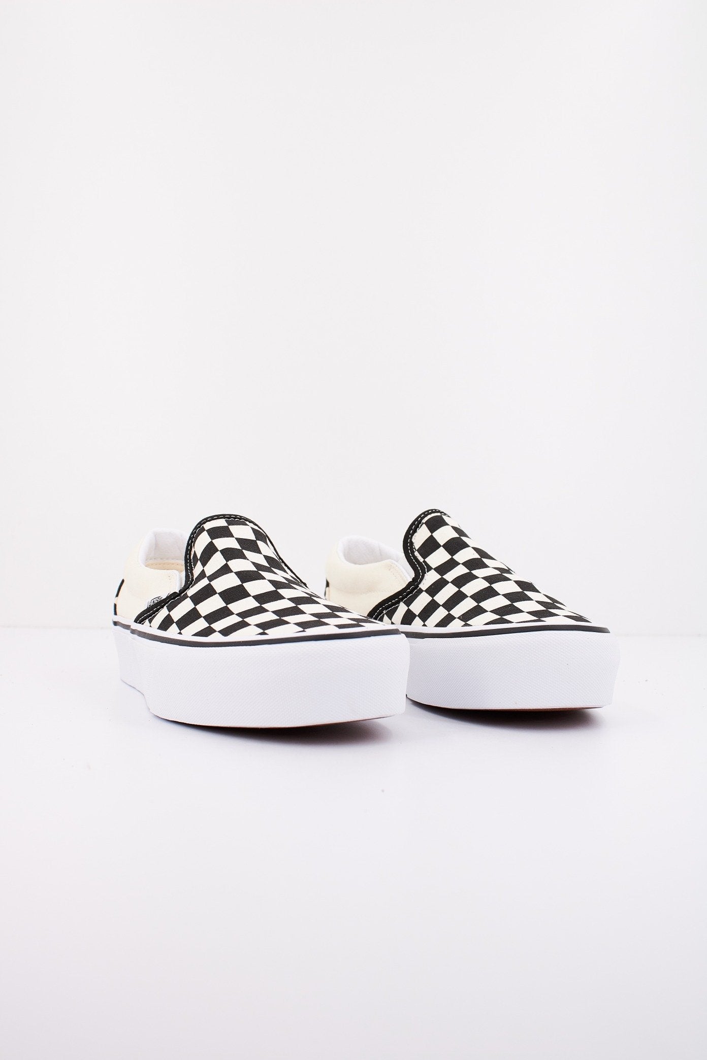VANS CLASSIC SLIP-ON PLAT en color BLKWHTCHCK (2)