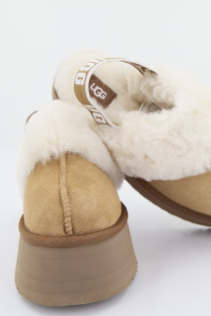 UGG FUNKETTE en color CHESTNUT (4)